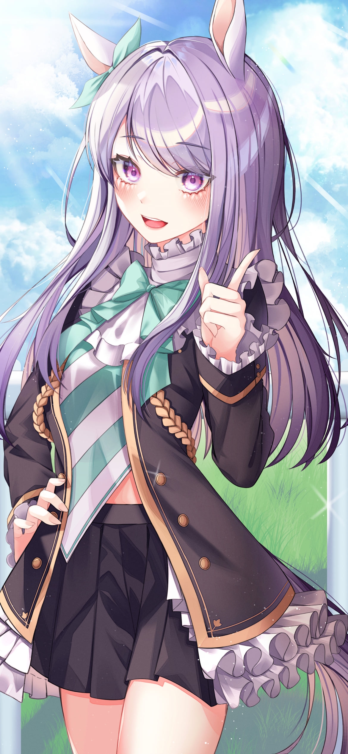 晴天の競馬場で腰に手をあて笑顔のメジロマックイーン / ウマ娘プリティーダービーの1170 x 2532 / スマホ壁紙