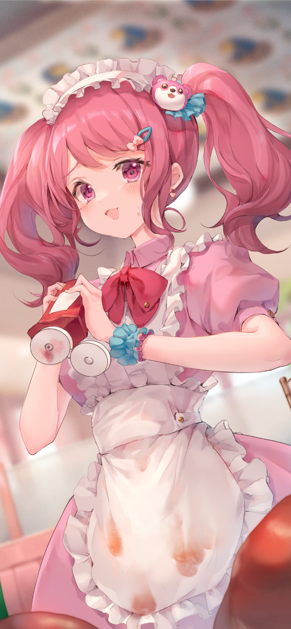 ケチャップをぶちまけて焦る丸山彩 / メロンソーダ / ピンクのメイド服 / 日の丸の旗 / バンドリ！ / イラスト / ファンアートの1170 x 2532 / スマホ壁紙