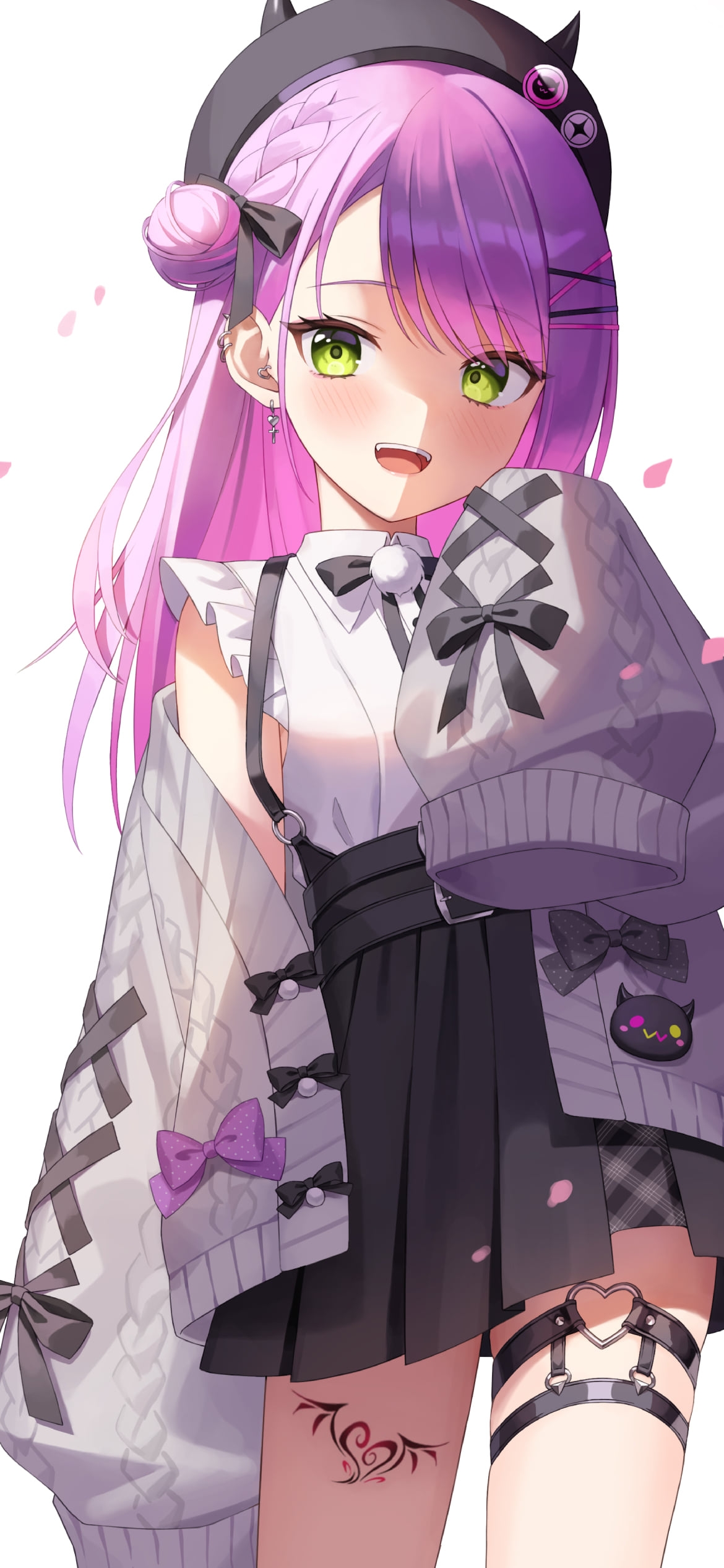舞い散るピンクの花びらと笑顔の常闇トワ / ホロライブ / バーチャルYouTuber / Vtuberの1170 x 2532 / スマホ壁紙