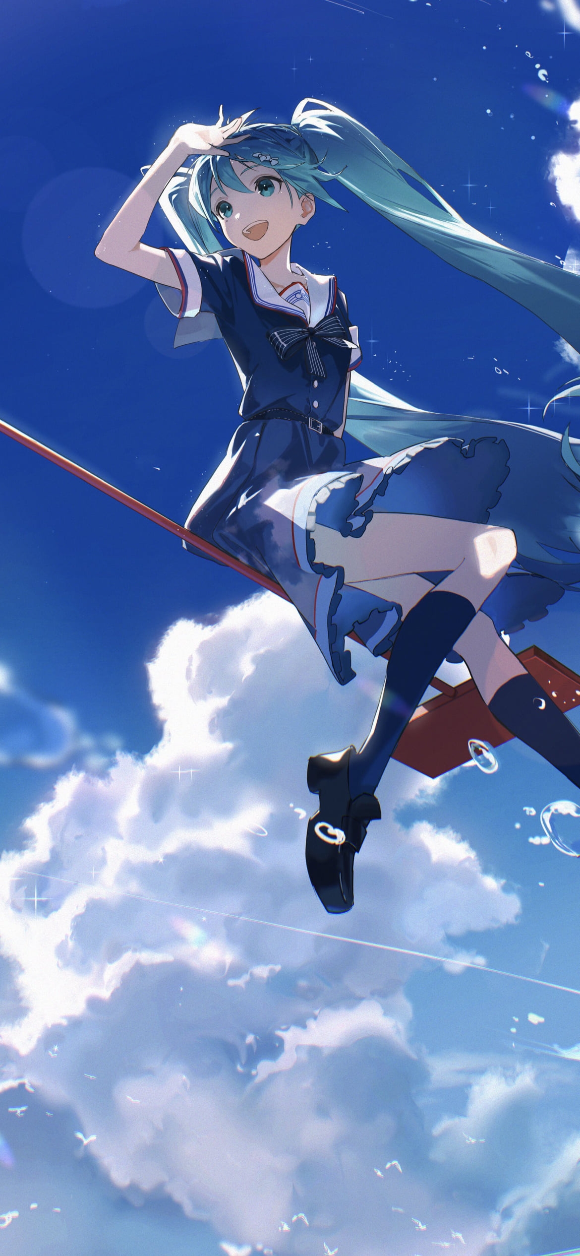 赤いホウキに乗って空を飛ぶ初音ミク / ボカロ / ボーカロイドの1170 x 2532 / スマホ壁紙