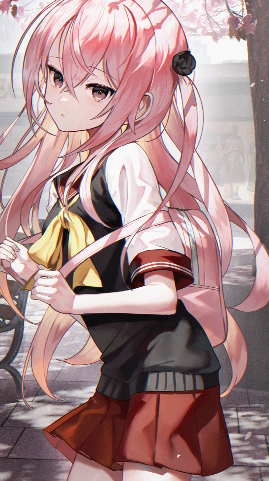 桜の木の下でピンクのリュックの紐をひっぱる乾紗寿叶（いぬいさじゅな） / その着せ替え人形は恋をするの890 x 1590 / スマホ壁紙