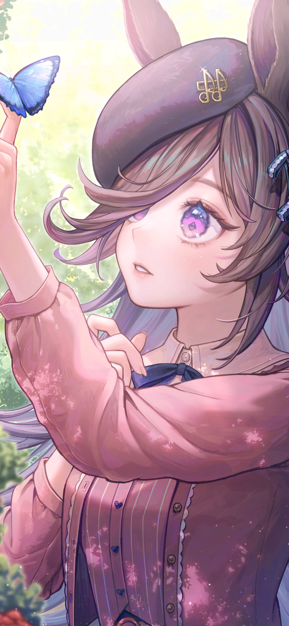 指にとまった青い蝶を見つめるライスシャワー / ウマ娘プリティーダービー / 赤い薔薇の1170 x 2532 / スマホ壁紙