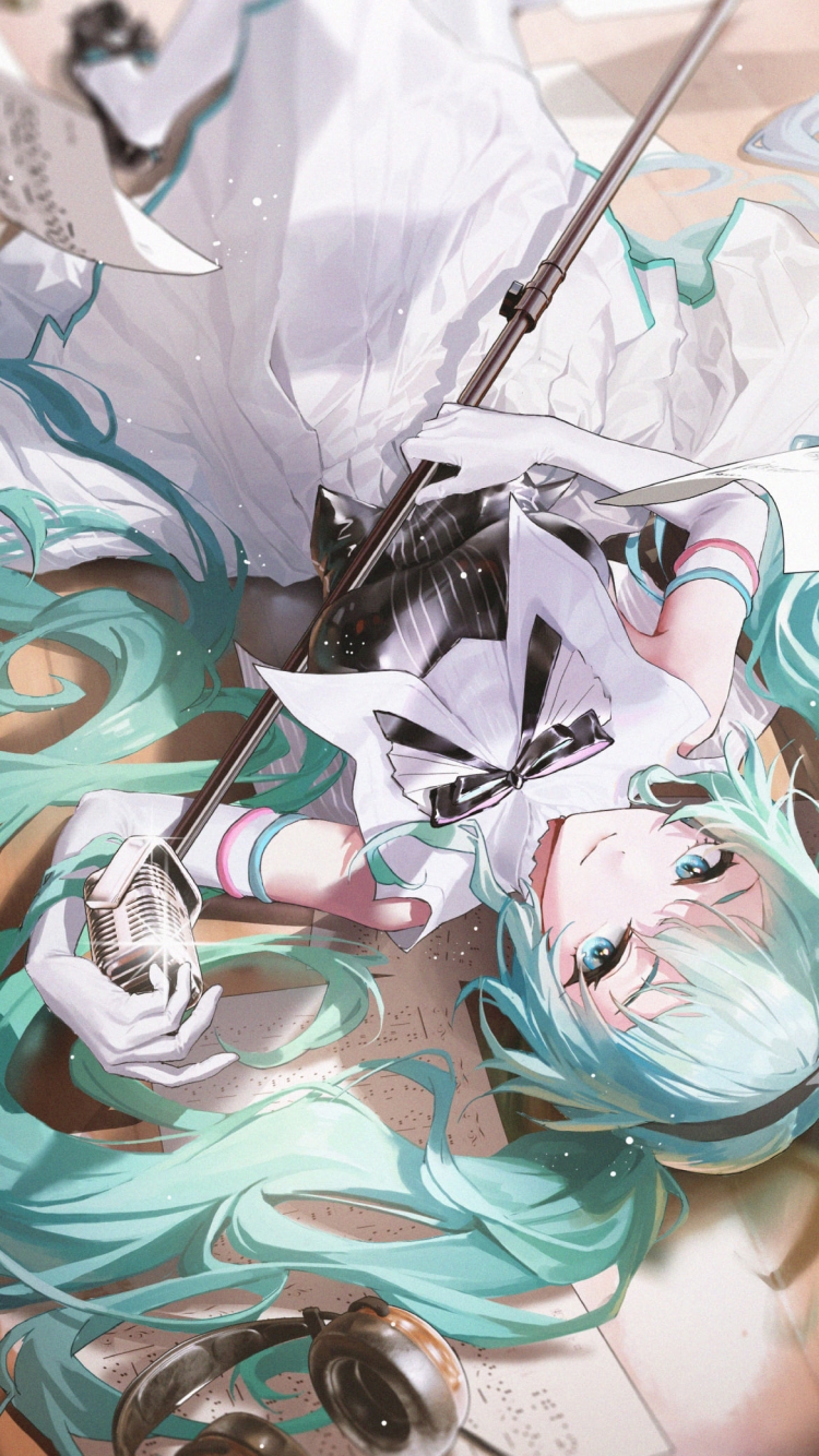 フローリングに寝てマイクスタンドを持っている可愛い初音ミク / ボカロ / ボーカロイドの750 x 1334 / スマホ壁紙
