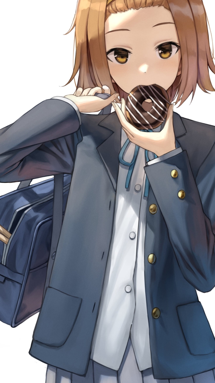 チョコレートのドーナツを食べる制服姿の可愛い田井中律 (たいなかりつ) / ドラムのバチ / けいおん!の750 x 1334 / スマホ壁紙