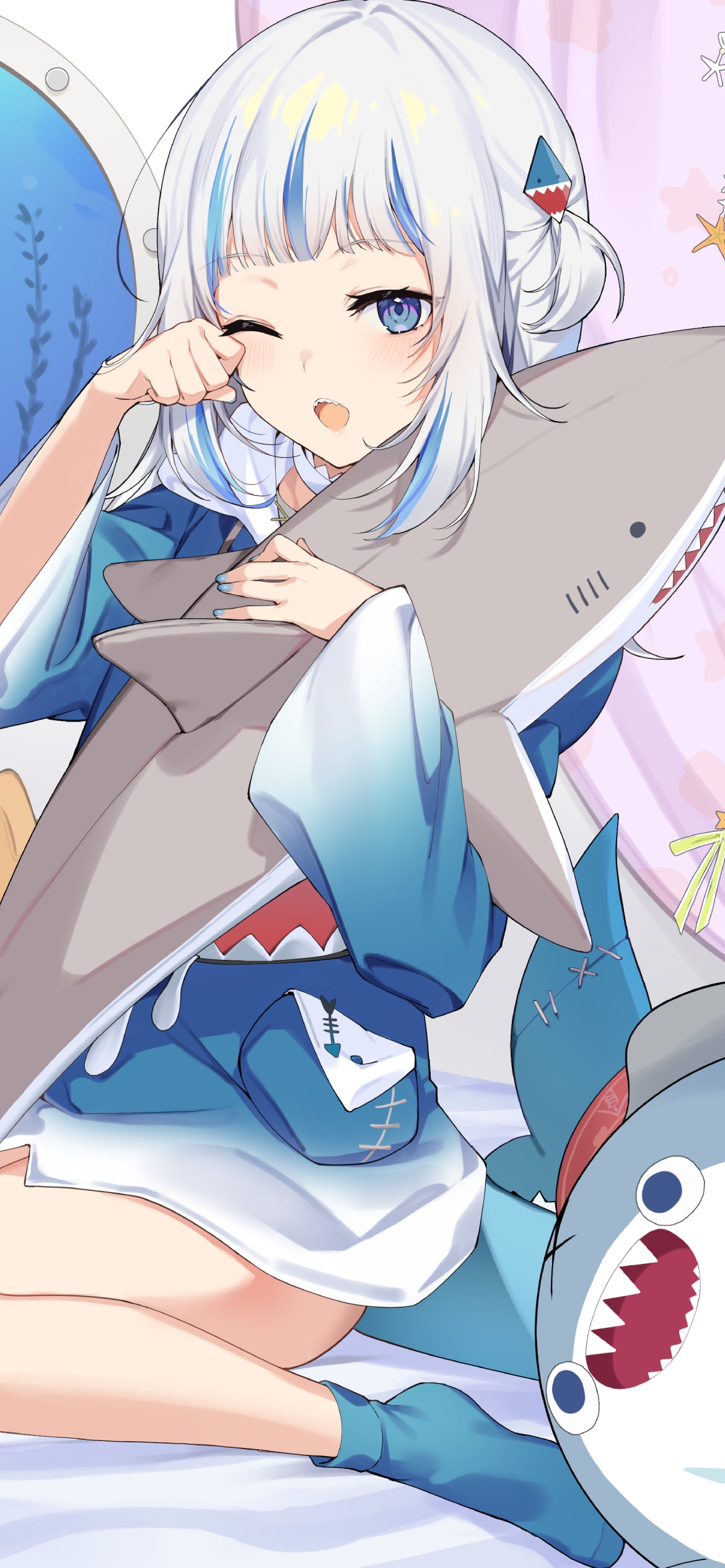 潜水艦の中で眠そうながうる・ぐら / 鮫のぬいぐるみ / ホロライブ / バーチャルYouTuber / Vtuberの1170 x 2532 / スマホ壁紙