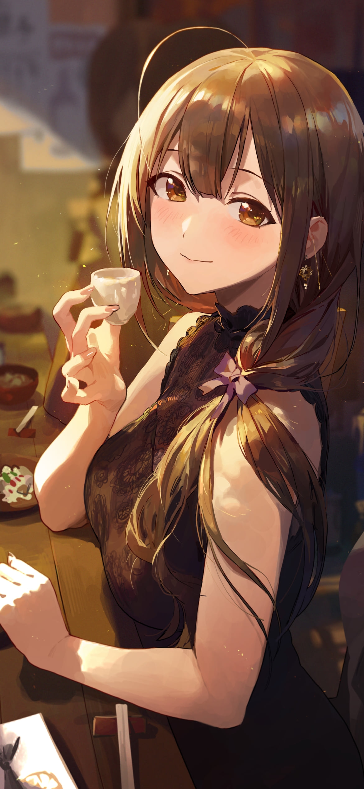 お猪口で日本酒を飲む可愛い桑山千雪 (くわやま ちゆき)  / 居酒屋 / アイドルマスターシャイニーカラーズの1170 x 2532 / スマホ壁紙