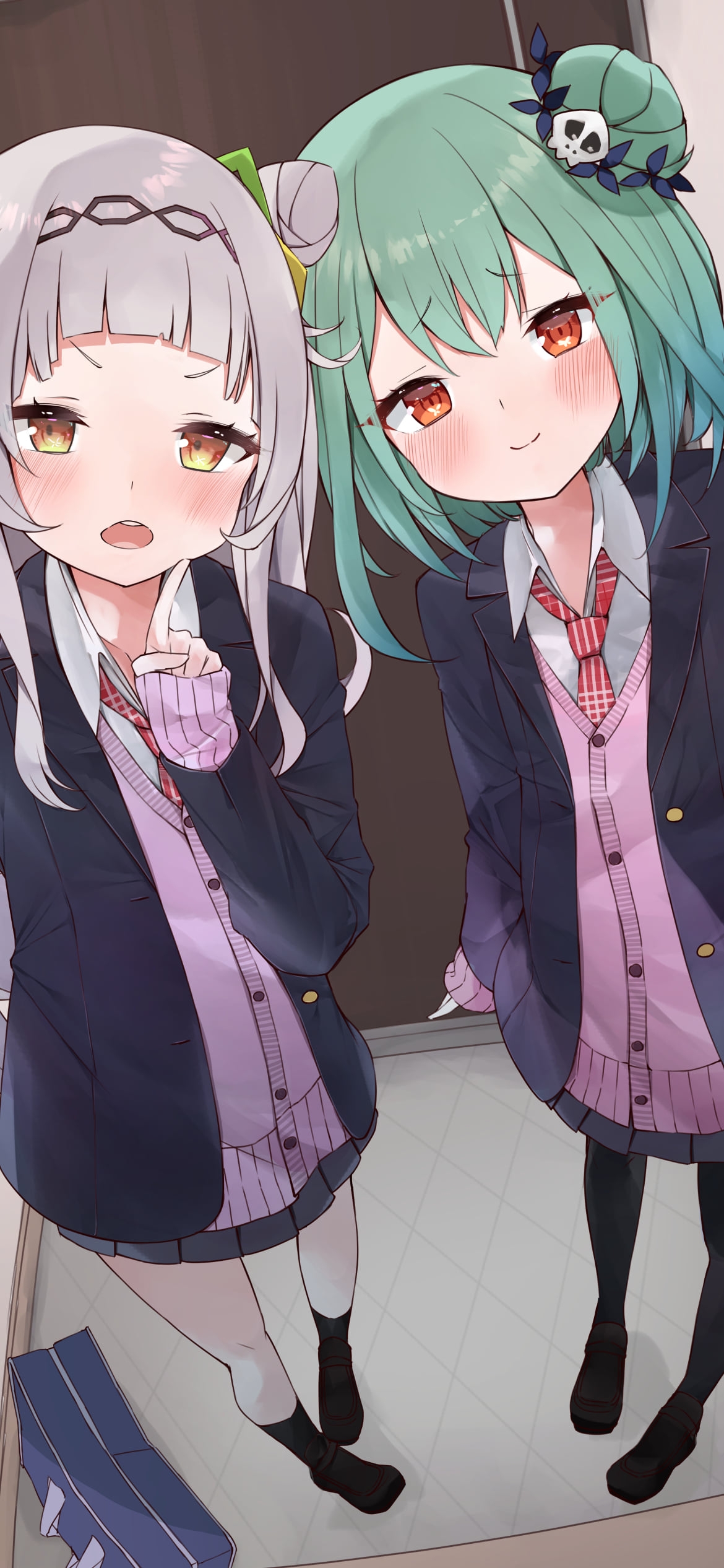 玄関で並んで立っている潤羽るしあと紫咲シオン / ホロライブ / バーチャルYouTuber / Vtuberの1170 x 2532 / スマホ壁紙