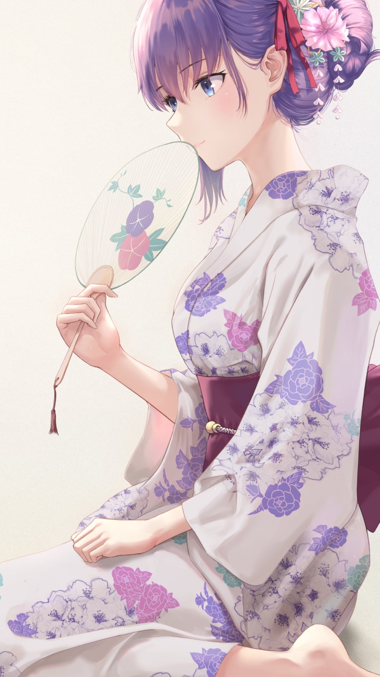 紫とピンクの花の絵柄の浴衣を着てアサガオの絵柄の団扇を口元にあてる間桐桜 / fateの750 x 1334 / スマホ壁紙