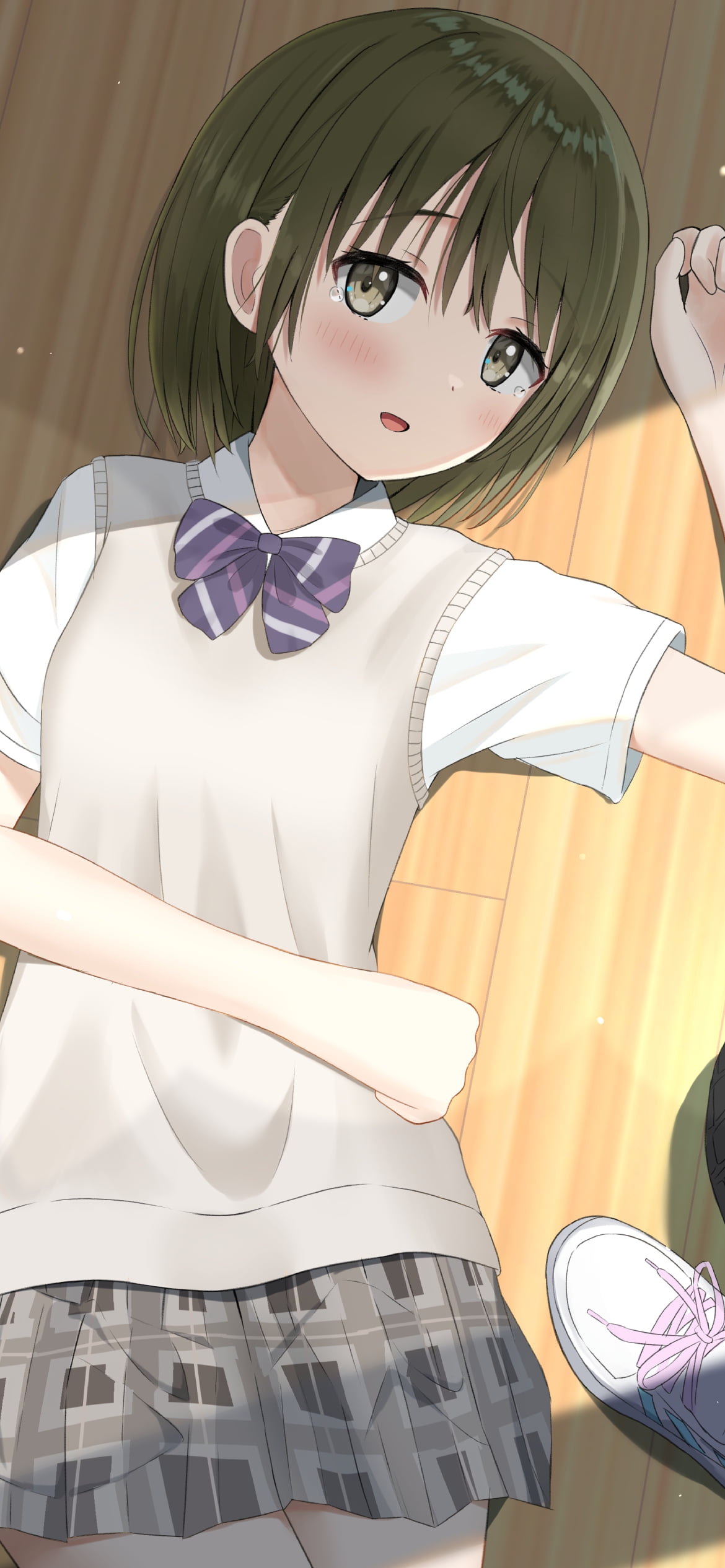 フローリングで仰向けに寝る可愛い七草にちか(ななくさ にちか) / アディダスの靴 / アイドルマスターシャイニーカラーズの1170 x 2532 / スマホ壁紙