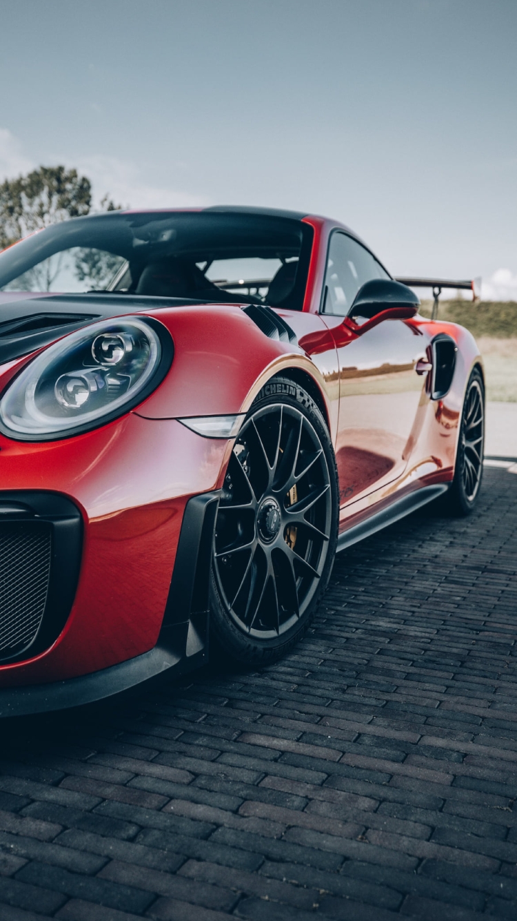 路駐している赤と黒のかっこいいスポーツカー / ポルシェ 911 GT2 RS / 澄んだ空の750 x 1334 / スマホ壁紙