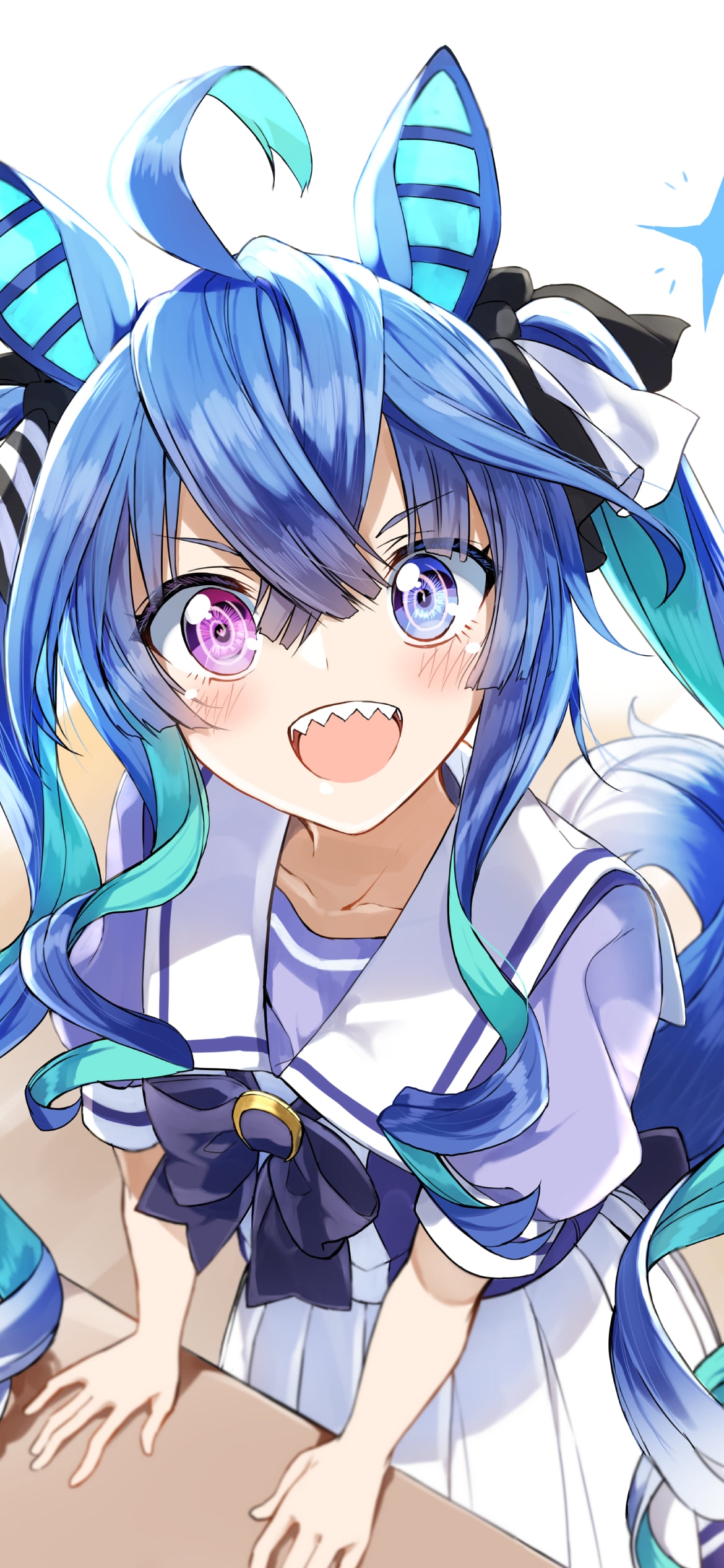 机に両手をついた笑顔のツインターボ / ウマ娘プリティーダービーの1170 x 2532 / スマホ壁紙