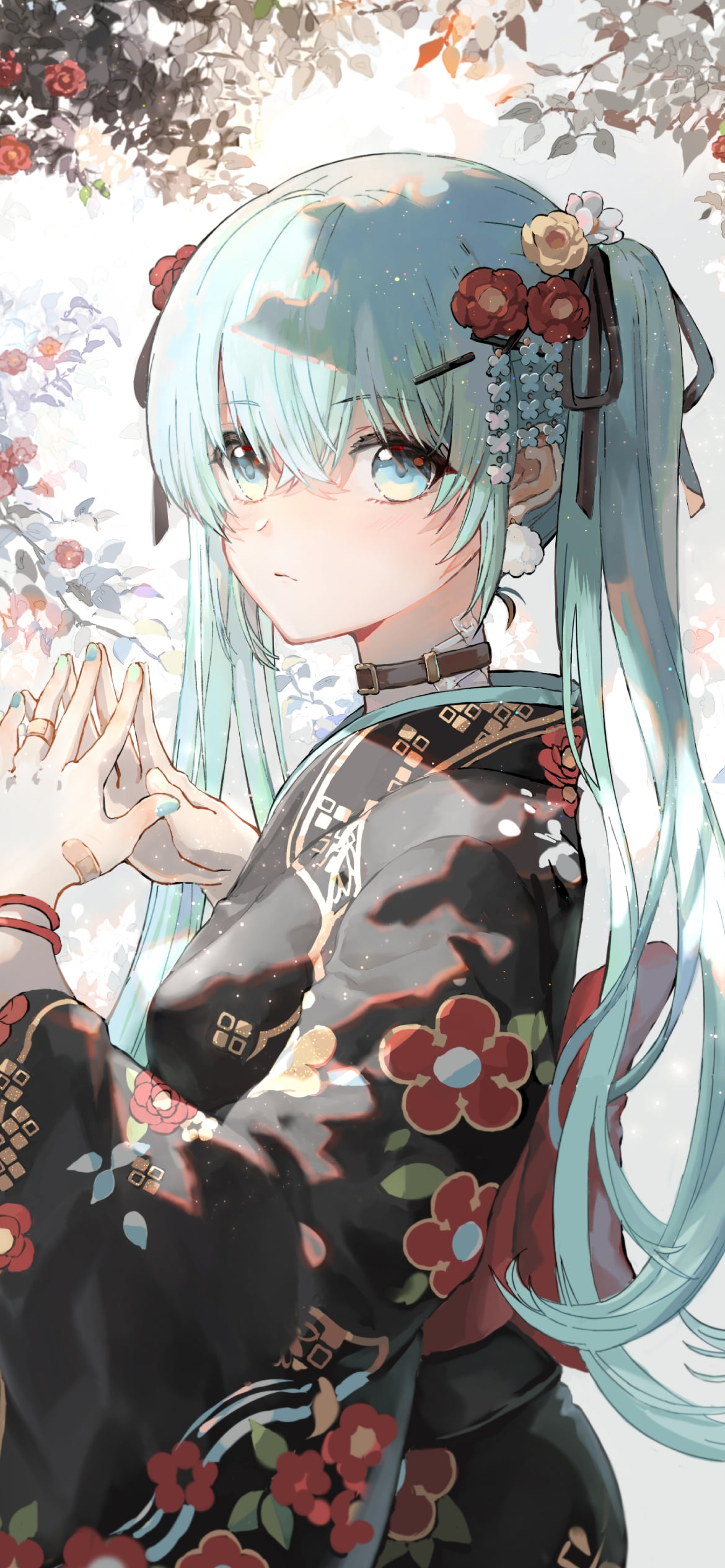 花柄模様の黒い着物を着て両手を合わせる綺麗な初音ミク / ボカロ / ボーカロイドの1170 x 2532 / スマホ壁紙