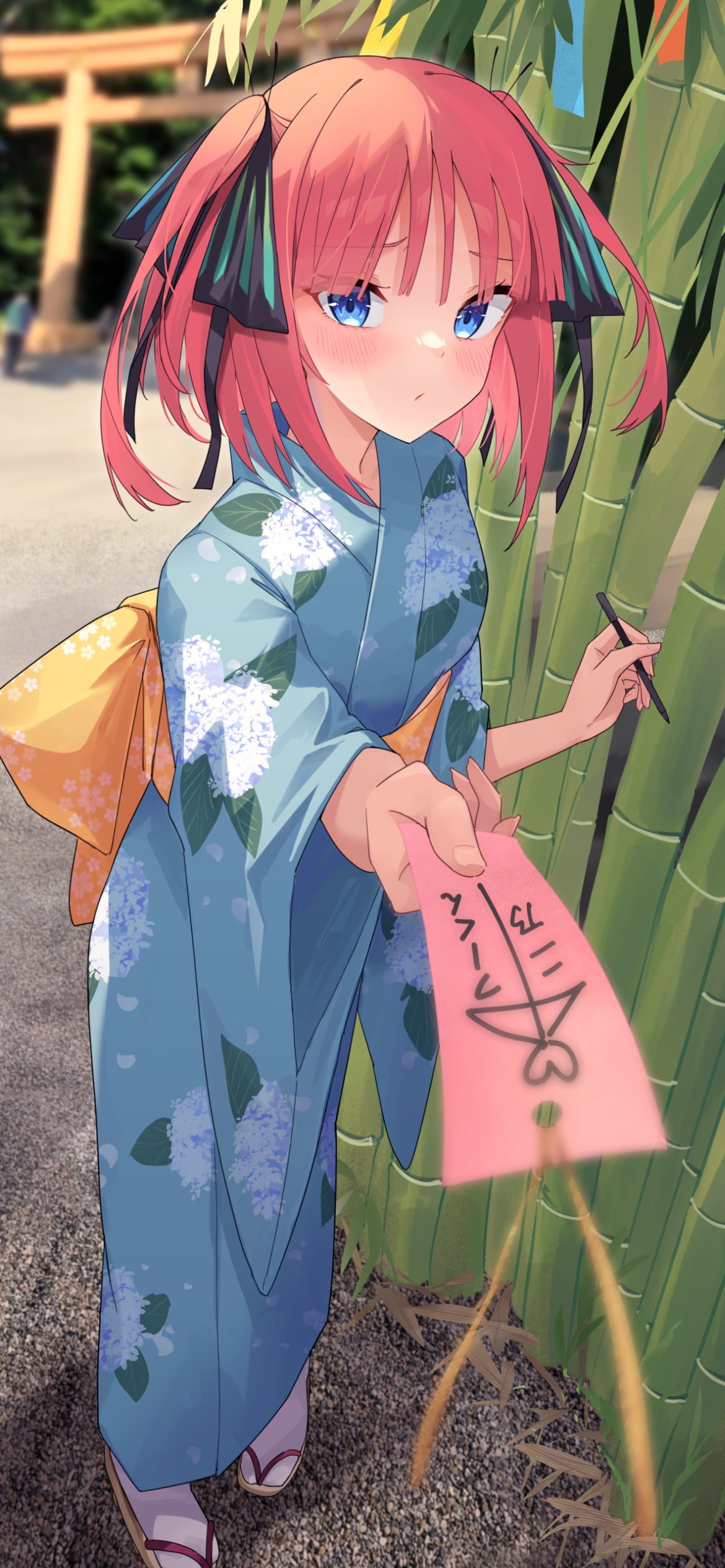 ピンクの短冊を渡す可愛い中野二乃 (なかのにの) / 五等分の花嫁の1170 x 2532 / スマホ壁紙