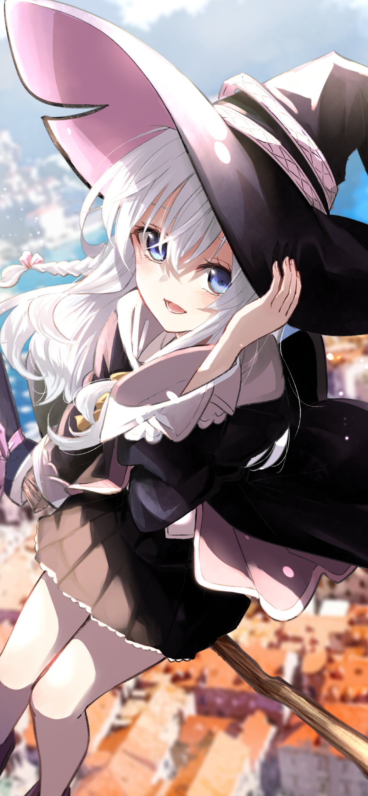 街の上をホウキに乗って飛ぶイレイナ / 魔女の旅々の1170 x 2532 / スマホ壁紙