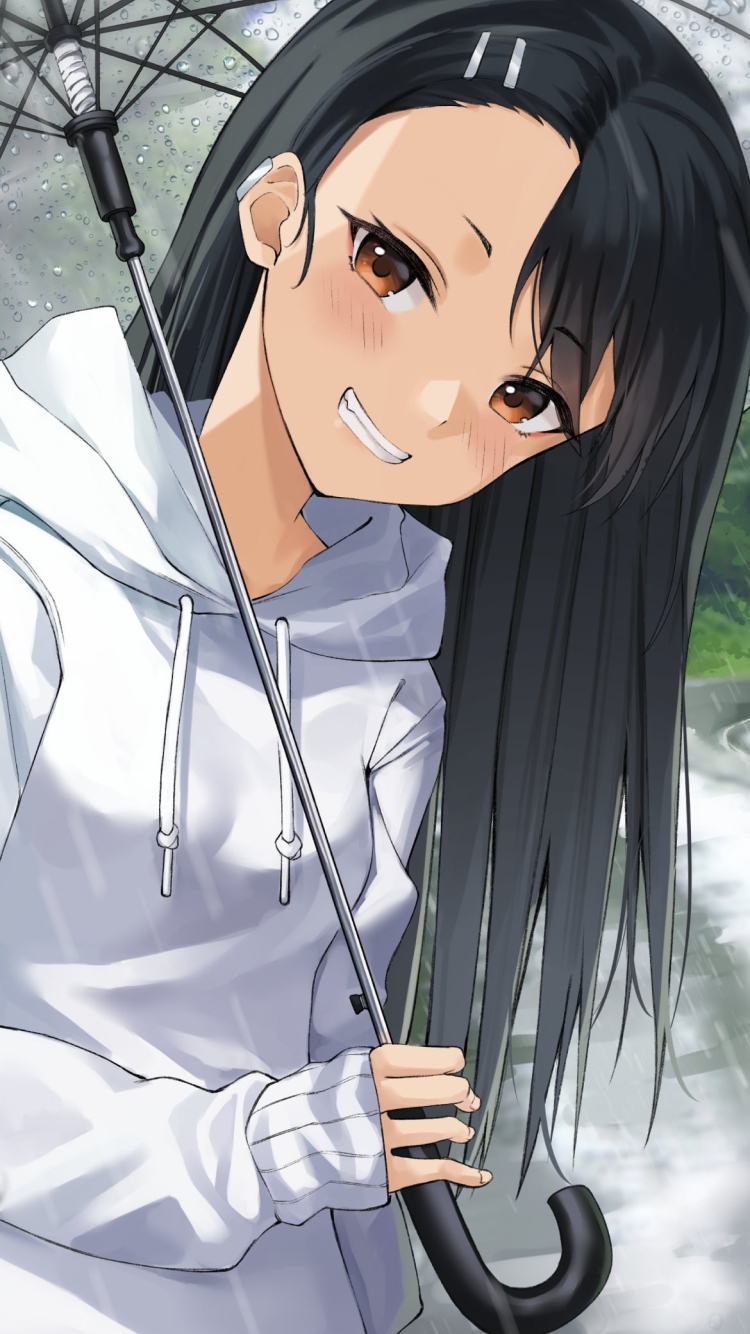 雨の日、ビニール傘をさし、白いパーカーを着た笑顔の長瀞さん / イジらないで、長瀞さんの750 x 1334 / スマホ壁紙