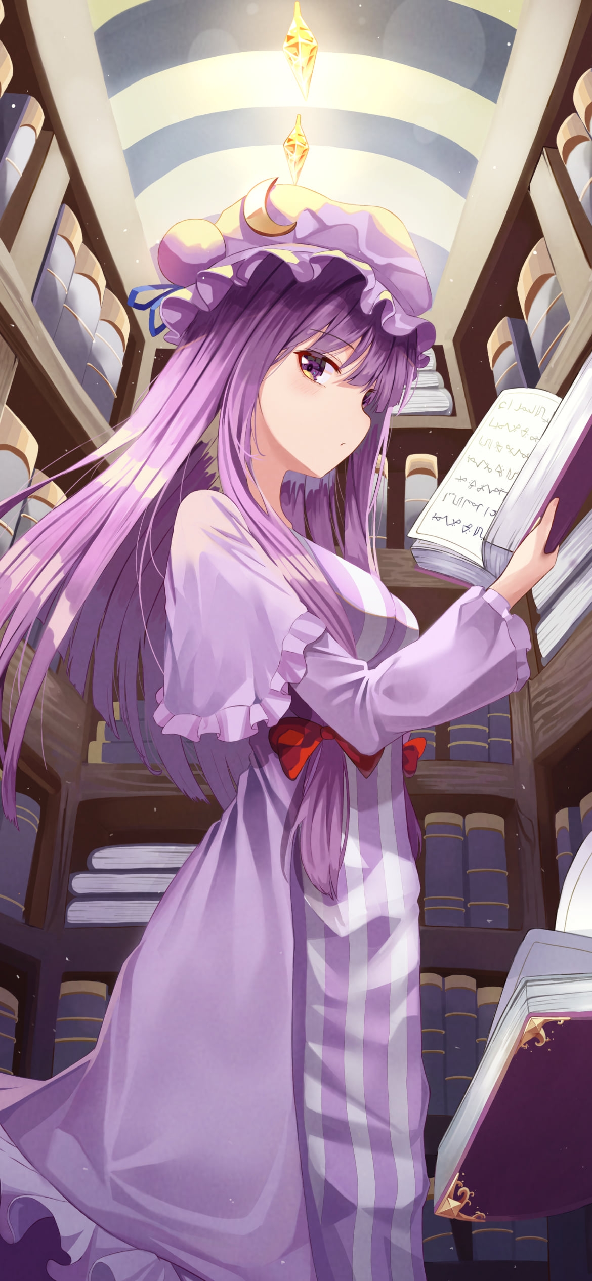 本を読むパチュリー・ノーレッジ / 東方の1170 x 2532 / スマホ壁紙