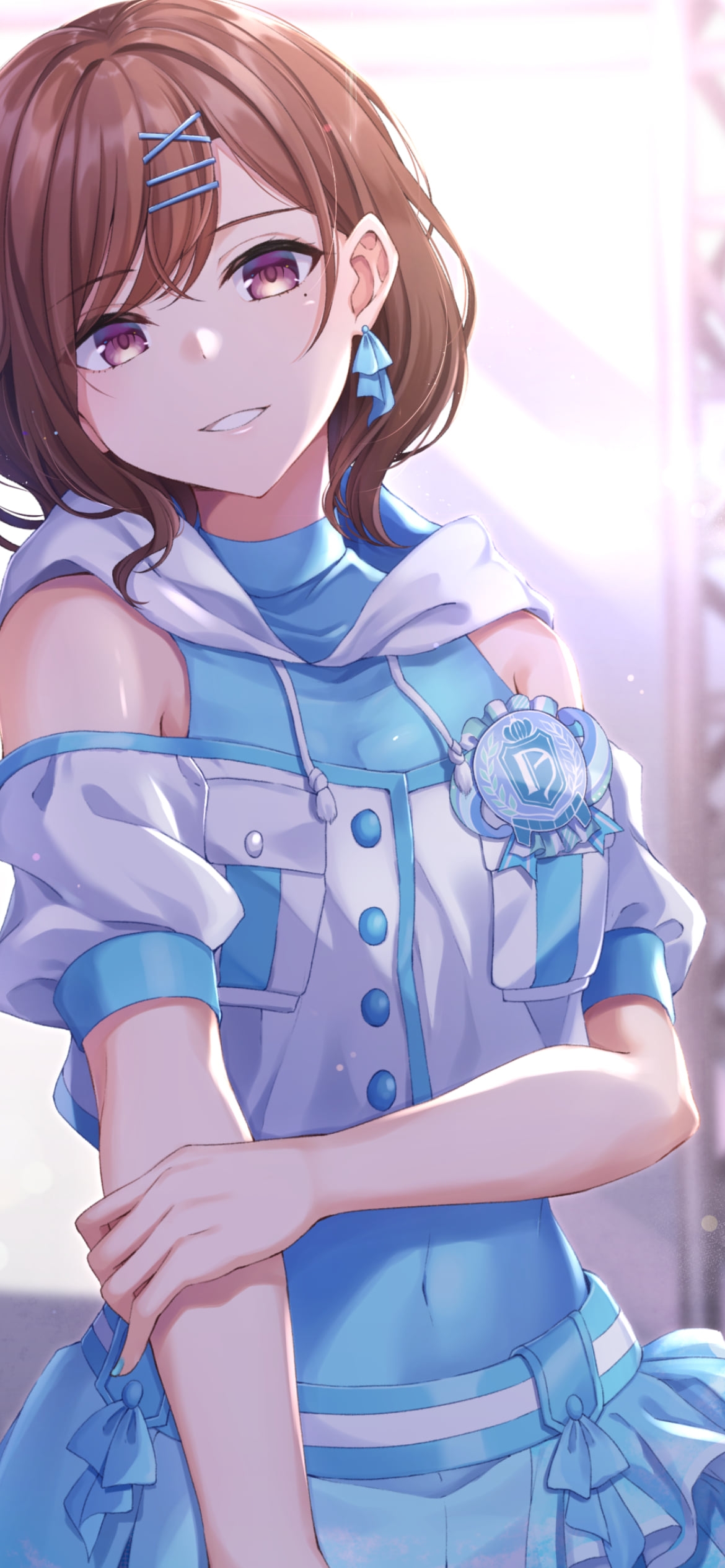 水色のアイドル衣装を着て微笑む樋口円香 / アイドルマスターシャイニーカラーズの1170 x 2532 / スマホ壁紙