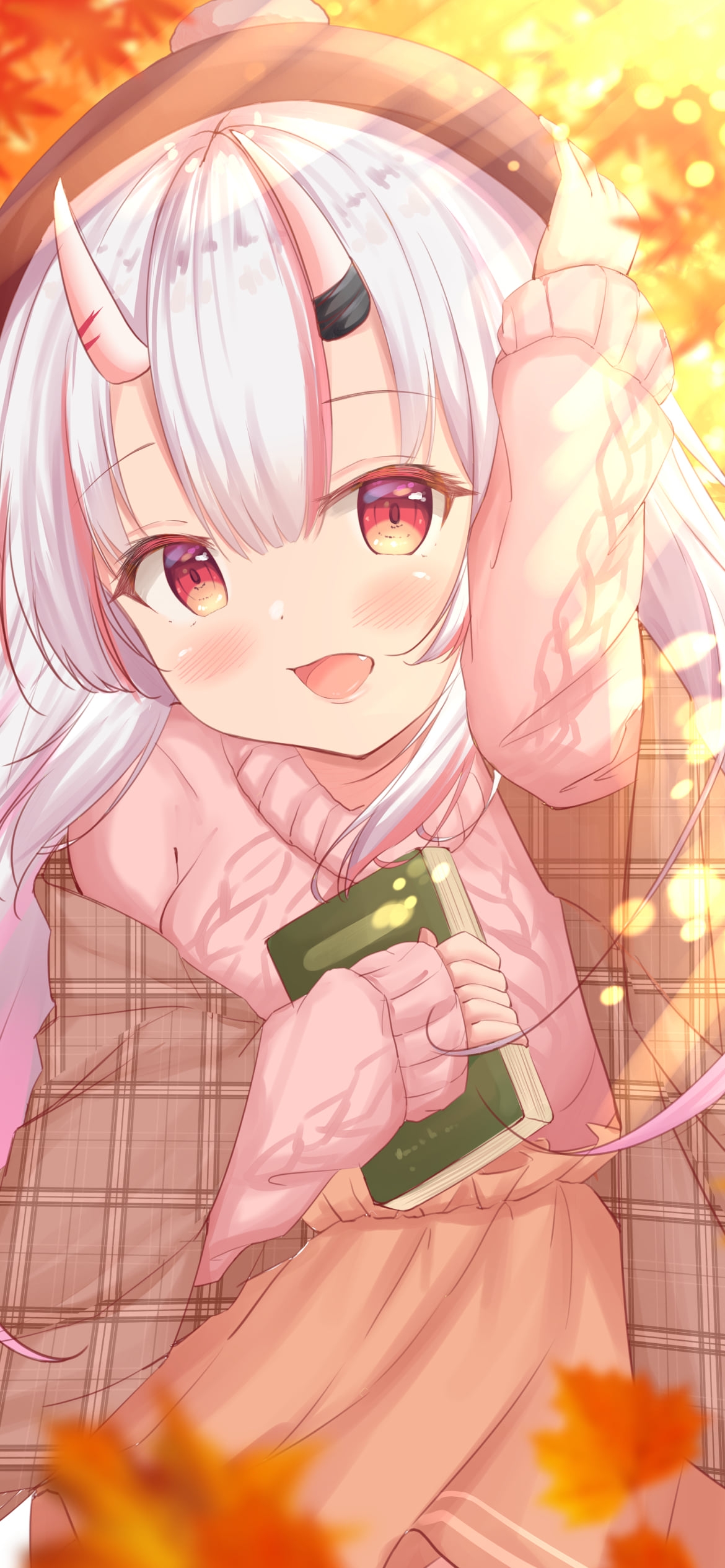 緑の本を持つ百鬼あやめ / 秋 / 紅葉の1170 x 2532 / スマホ壁紙