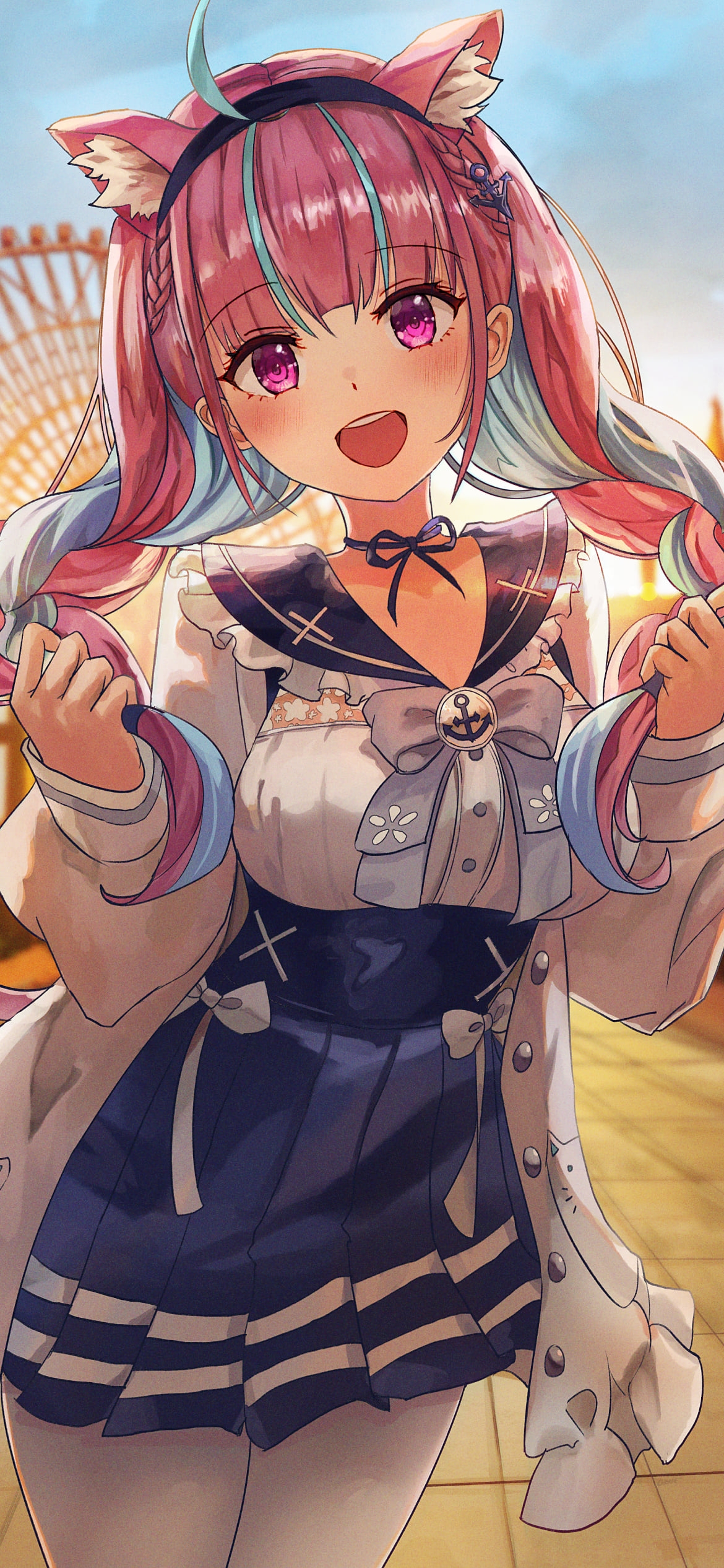 ピンク・水色の髪を持つ笑顔の湊あくあ / 遊園地 / ホロライブ / バーチャルYouTuber / Vtuberの1170 x 2532 / スマホ壁紙