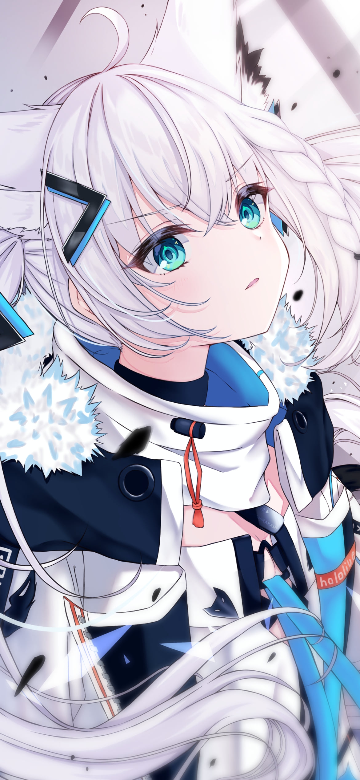 斜め上を見つめる白上フブキ / ホロライブ / バーチャルYouTuber / Vtuberの1170 x 2532 / スマホ壁紙