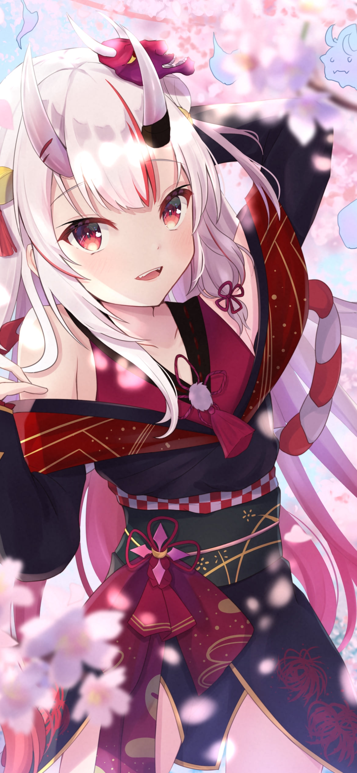 桜の花と微笑む百鬼あやめ / 鬼の角 / ホロライブ / バーチャルYouTuber / Vtuberの1170 x 2532 / スマホ壁紙