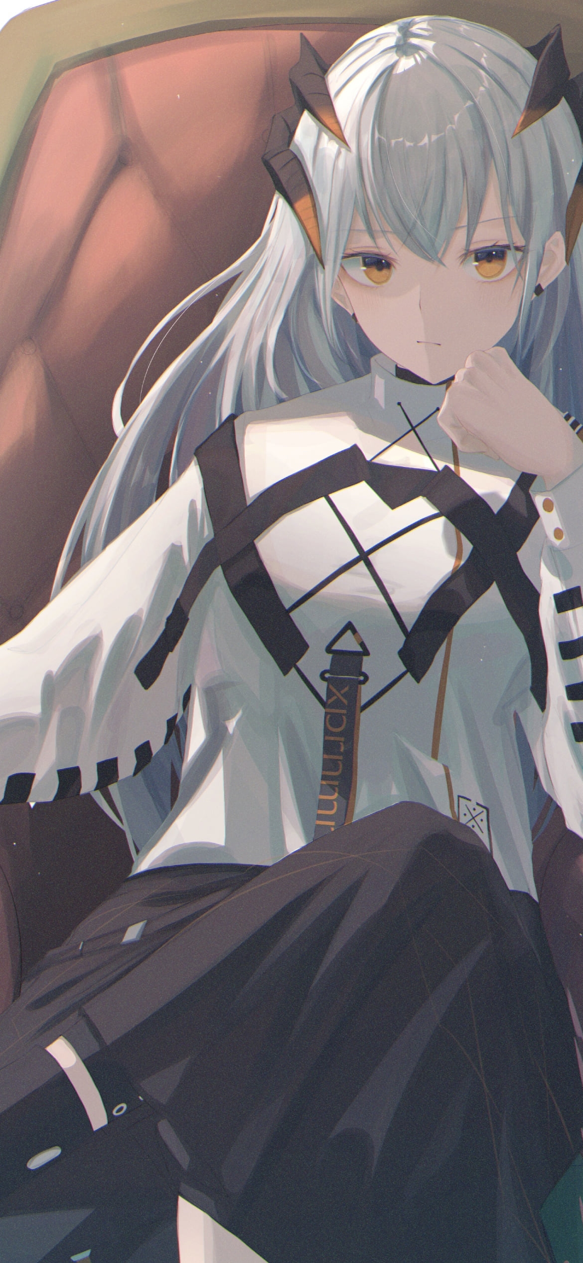 椅子に座って肘をつくサリア / アークナイツの1170 x 2532 / スマホ壁紙