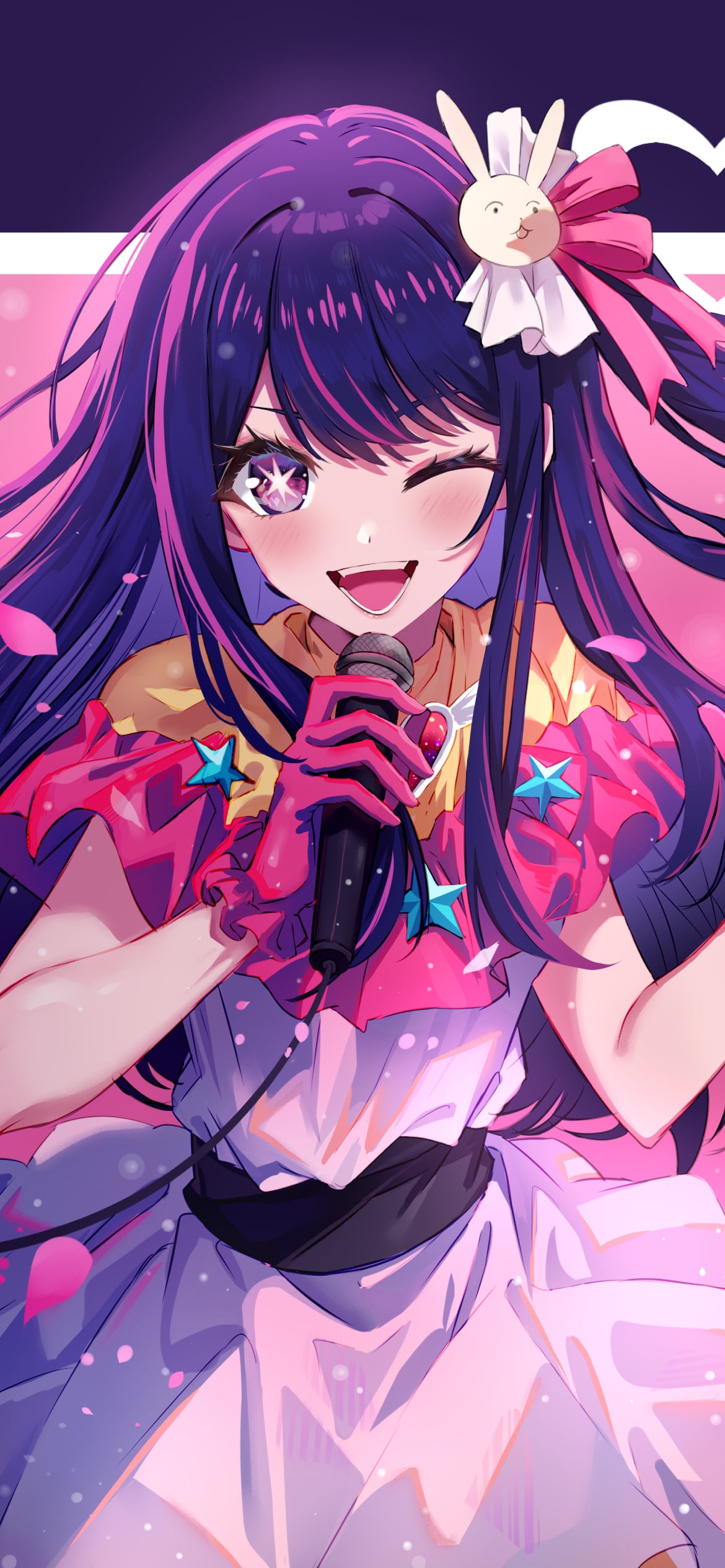 マイクを持ちウィンクする可愛い星野アイ / 笑顔 / ピンクの手袋 / アイドル / B小町 / 推しの子の1170 x 2532 / スマホ壁紙