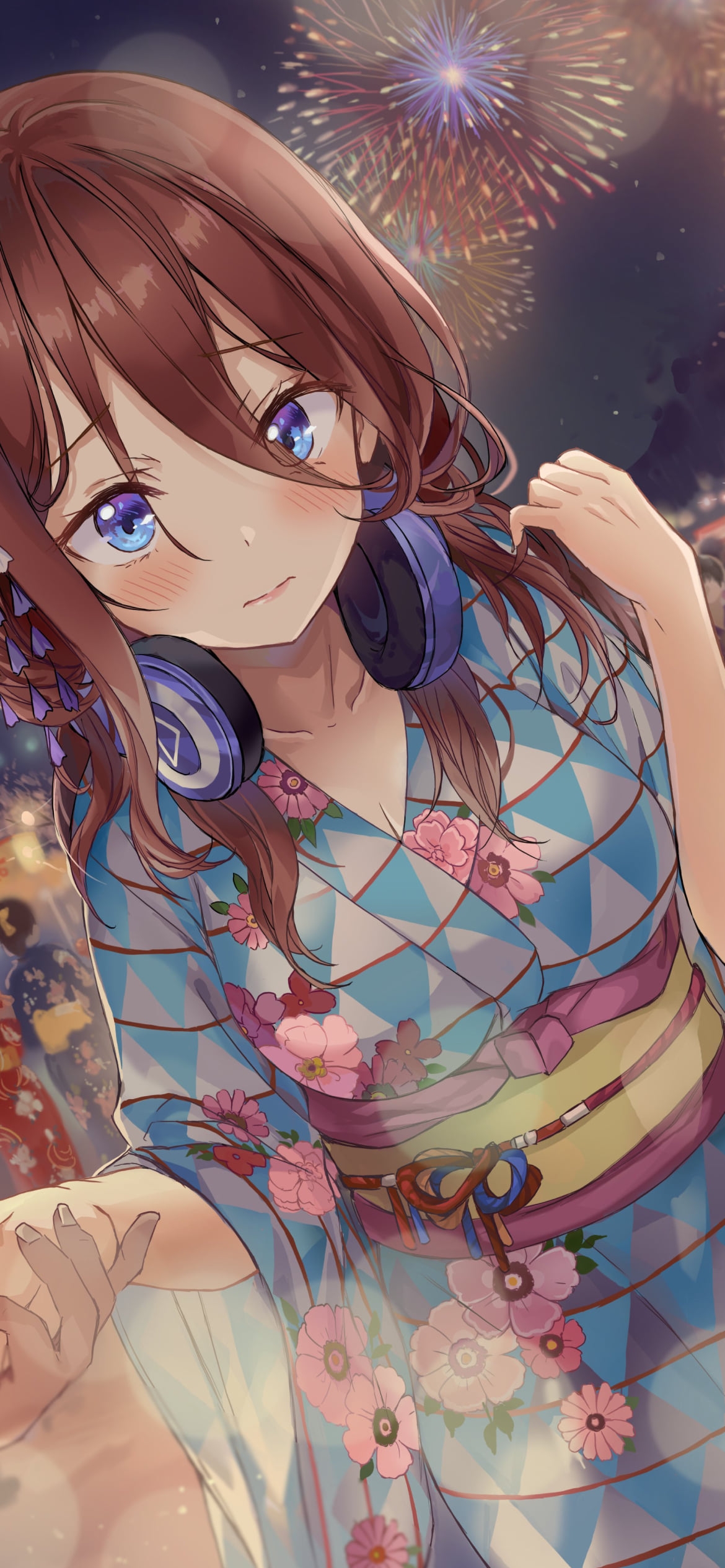 夏祭りで青い浴衣を着る可愛い中野三玖 / 打ち上げ花火 / 屋台 / 五等分の花嫁の1170 x 2532 / スマホ壁紙