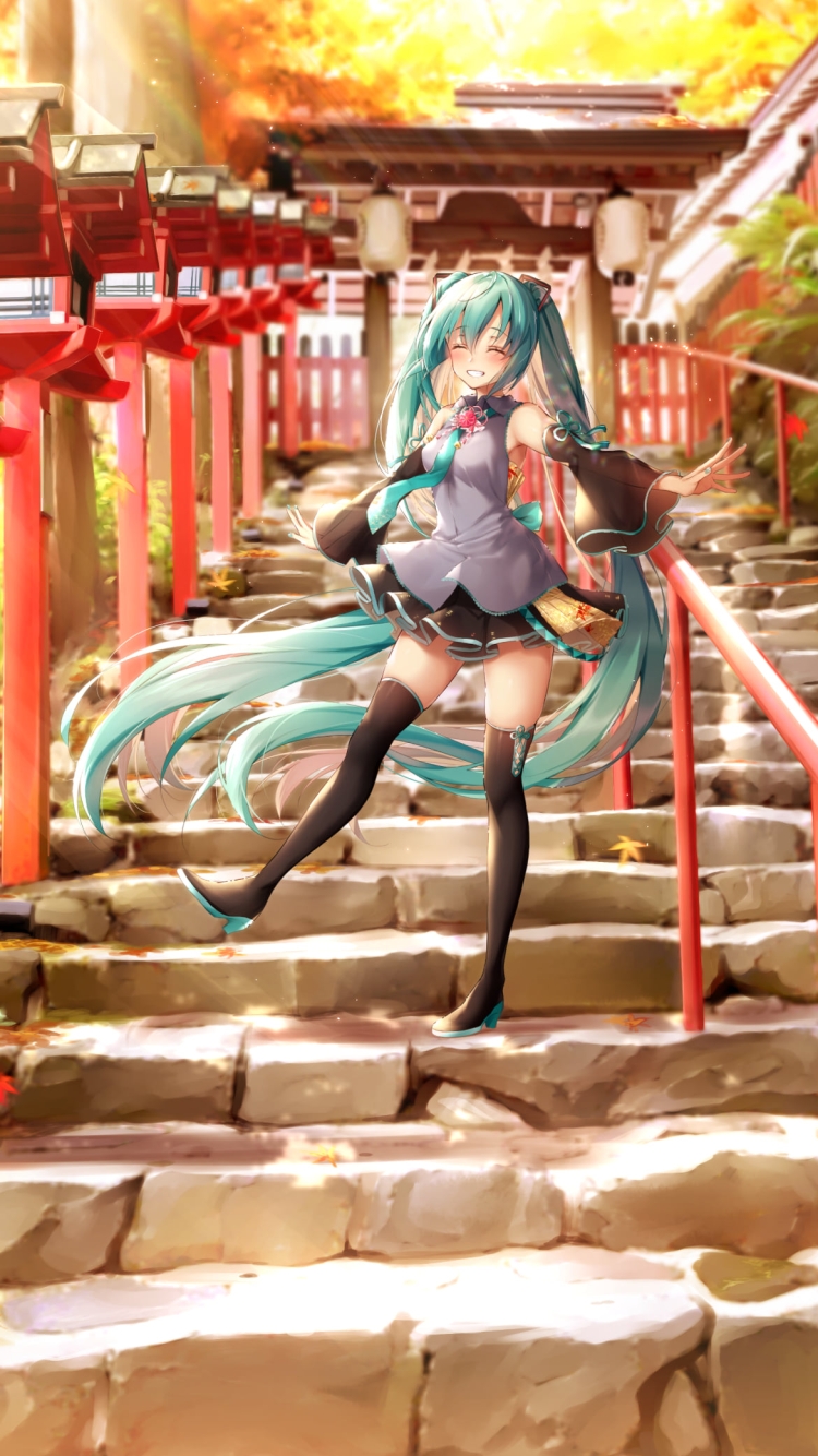 お寺に続く石の階段の上ではしゃぐ笑顔の初音ミク / ボカロ / ボーカロイドの750 x 1334 / スマホ壁紙