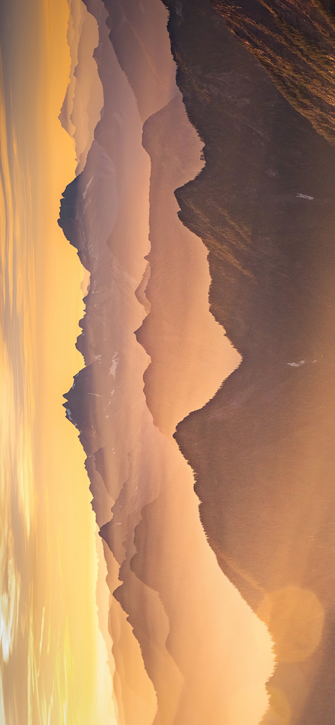 霧につつまれた黄金色に染まる山 / 絶景の1170 x 2532 / スマホ壁紙