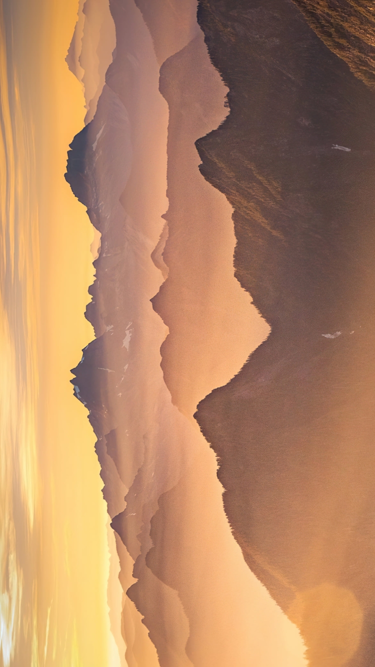 霧につつまれた黄金色に染まる山 / 絶景の750 x 1334 / スマホ壁紙