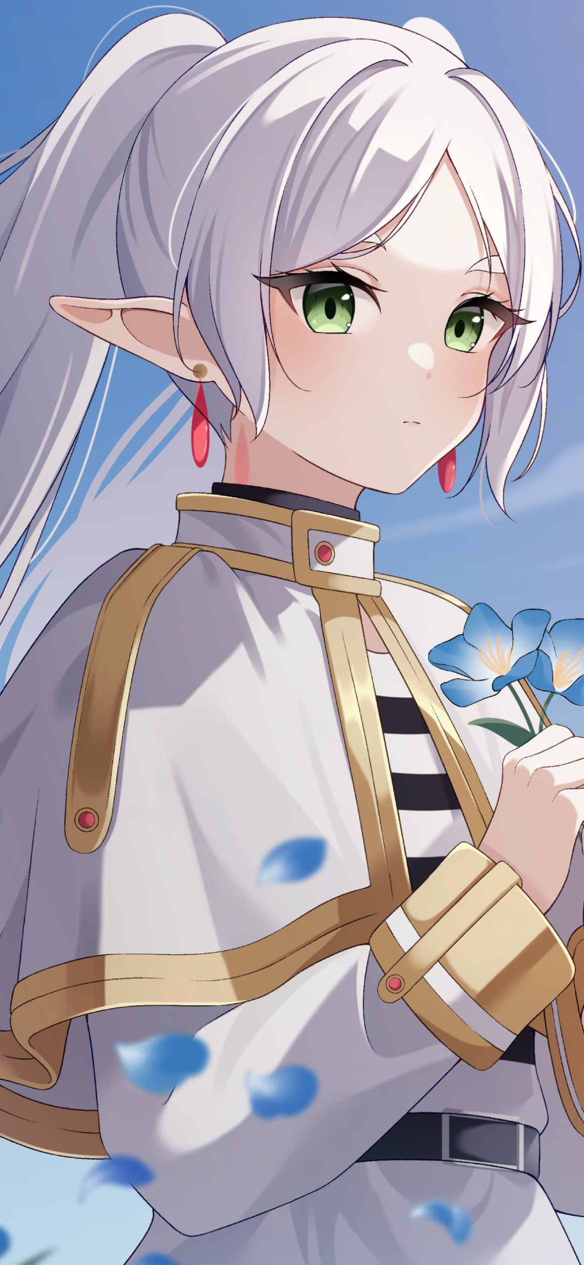 青い花を持ちこちらを見つめるフリーレン / 葬送のフリーレンの1170 x 2532 / スマホ壁紙