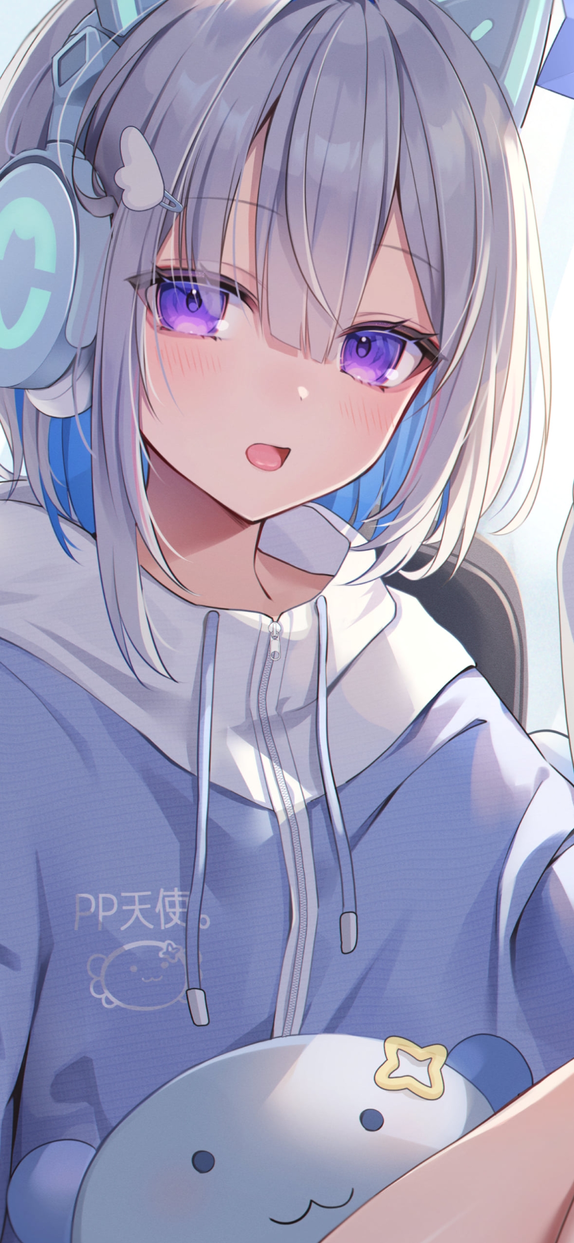 ヘッドフォンをつけた紫の瞳の可愛い天音かなた / ホロライブ / バーチャルYouTuber / Vtuberの1170 x 2532 / スマホ壁紙