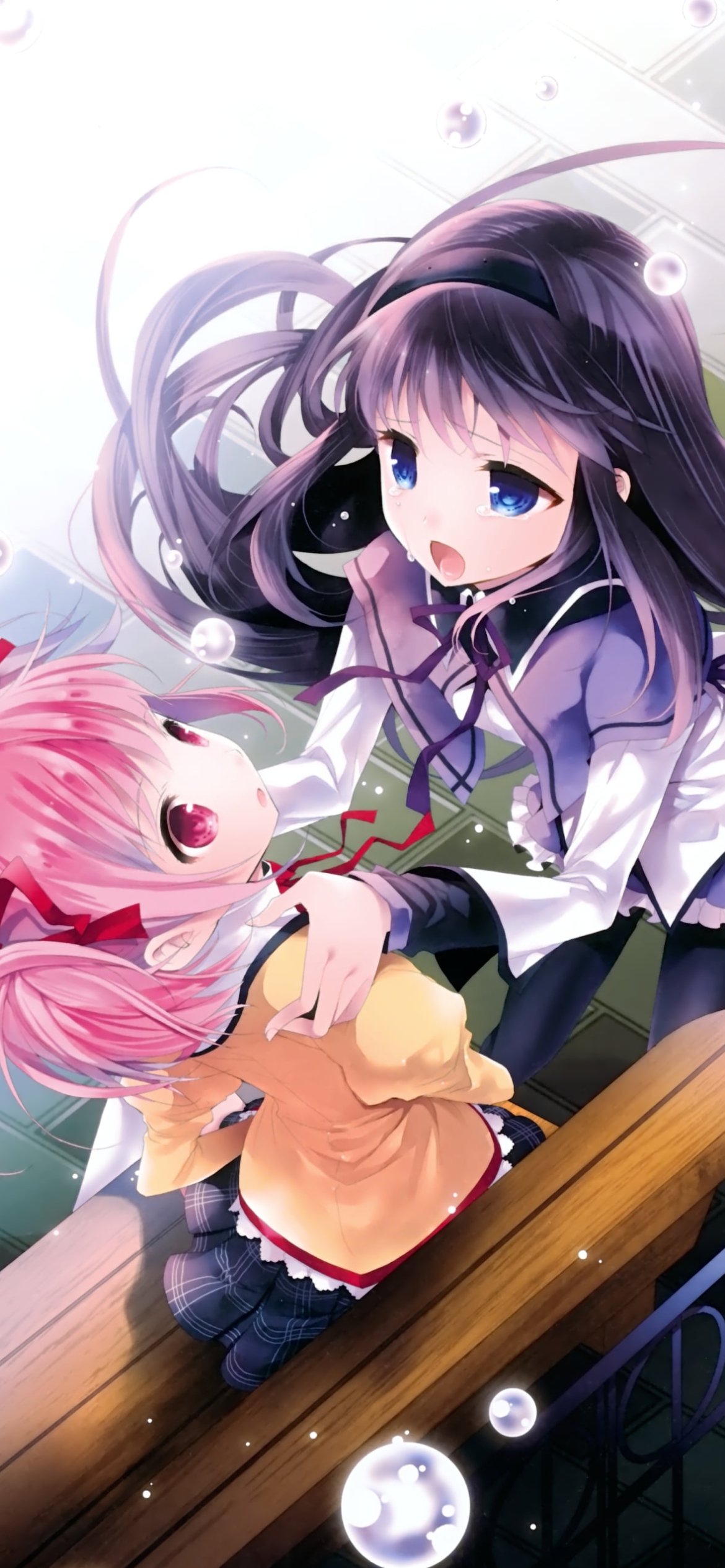 ベンチに座る鹿目まどかと肩を持つ暁美ほむら / 魔法少女まどか☆マギカの1170 x 2532 / スマホ壁紙