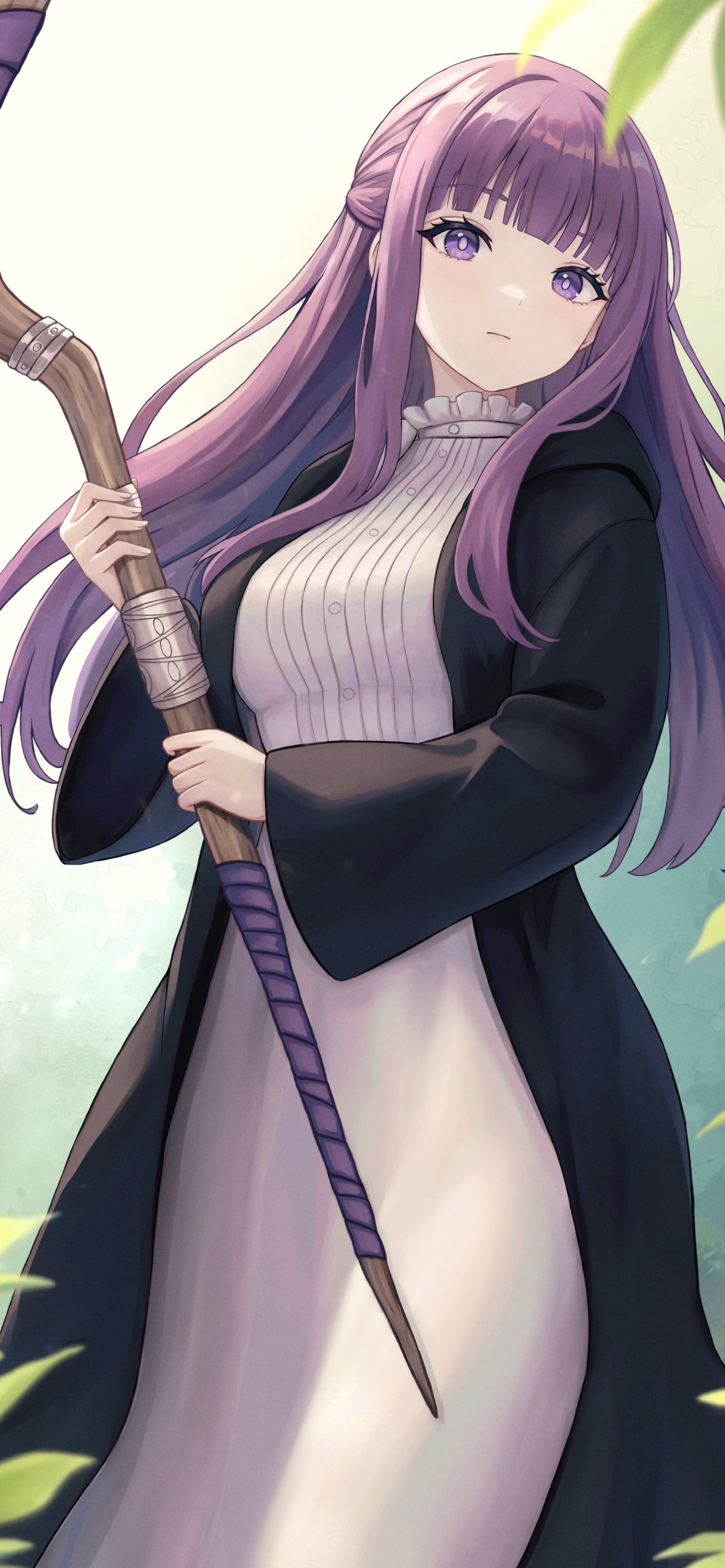 緑の草木と大きな杖を持つフェルン / 葬送のフリーレンの1170 x 2532 / スマホ壁紙