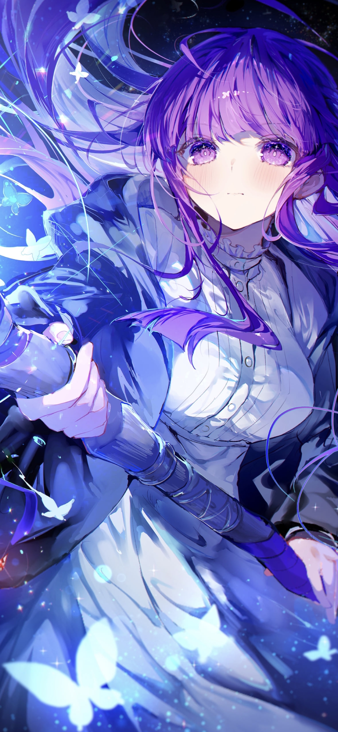 青い光を放つ杖をかざすフェルン / 青い蝶 / 葬送のフリーレンの1170 x 2532 / スマホ壁紙