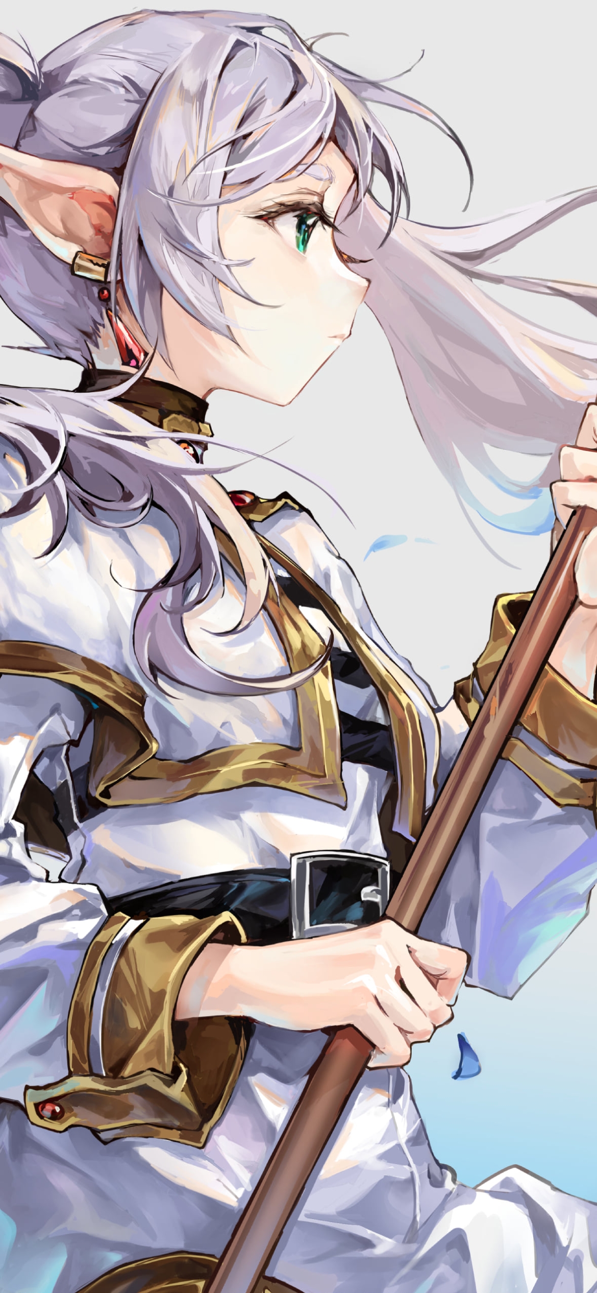 杖を両手で持ち遠くを見つめる綺麗なフリーレン / 葬送のフリーレンの1170 x 2532 / スマホ壁紙