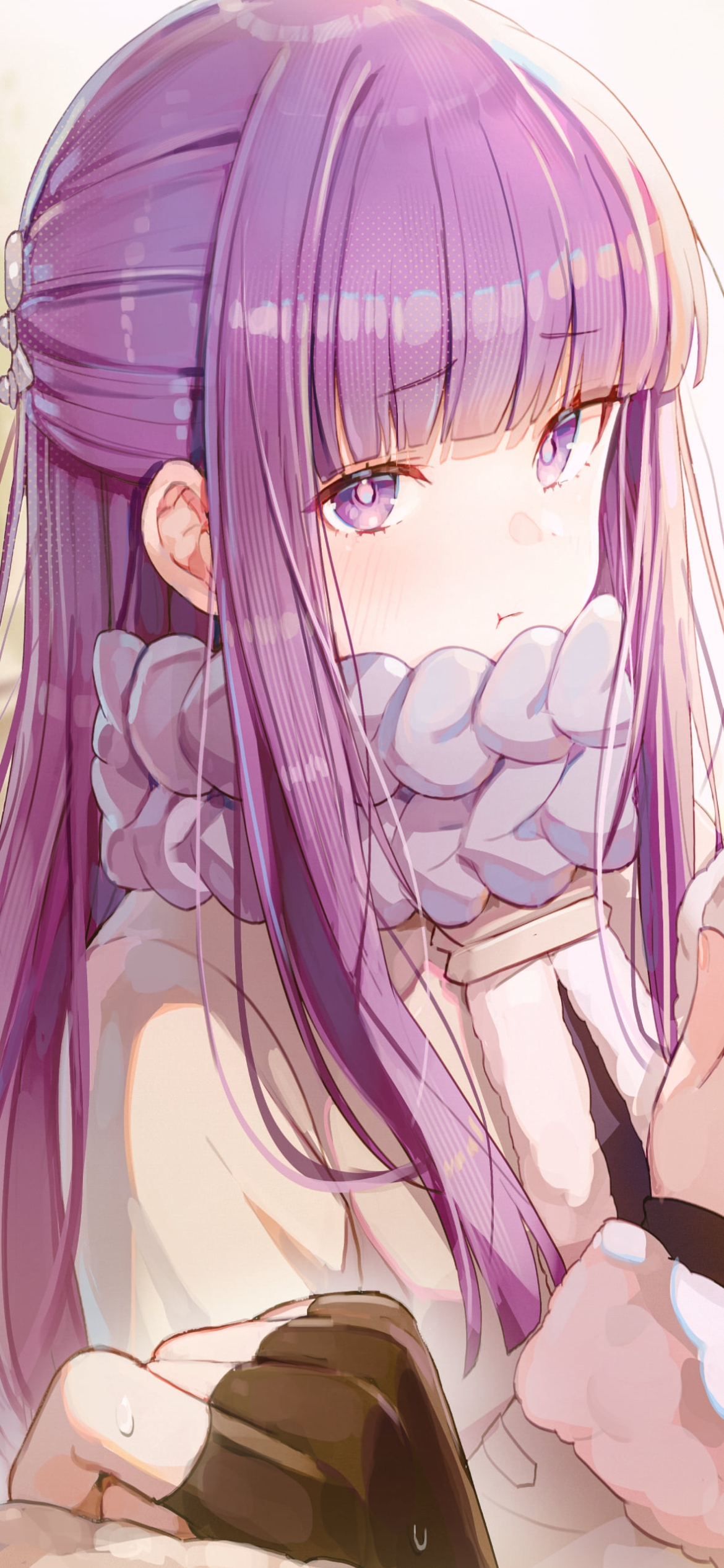 こちらを見てる可愛いフェルン / 葬送のフリーレンの1170 x 2532 / スマホ壁紙
