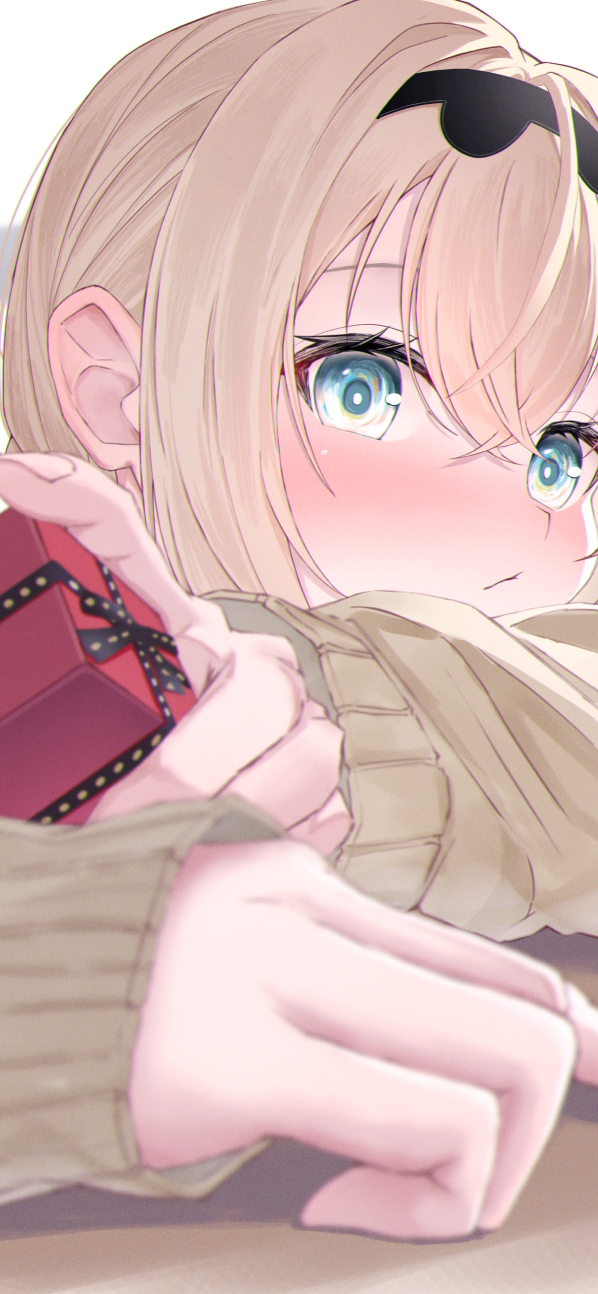 顔を赤らめて小さな赤いプレゼントの箱を持つ風真いろは / ホロライブ / バーチャルYouTuber / Vtuberの1170 x 2532 / スマホ壁紙