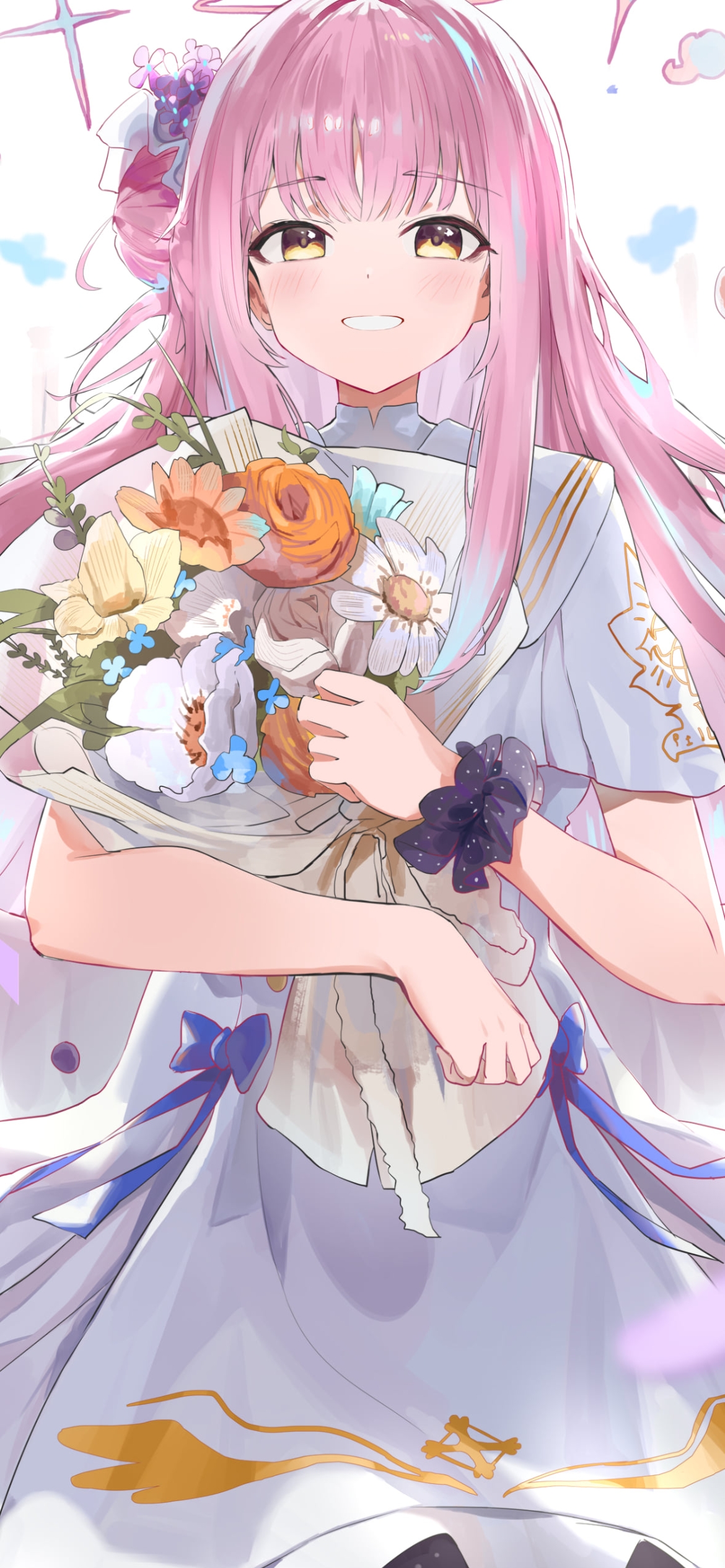オレンジ・白の花束を持つ笑顔の聖園ミカ / ブルーアーカイブの1170 x 2532 / スマホ壁紙