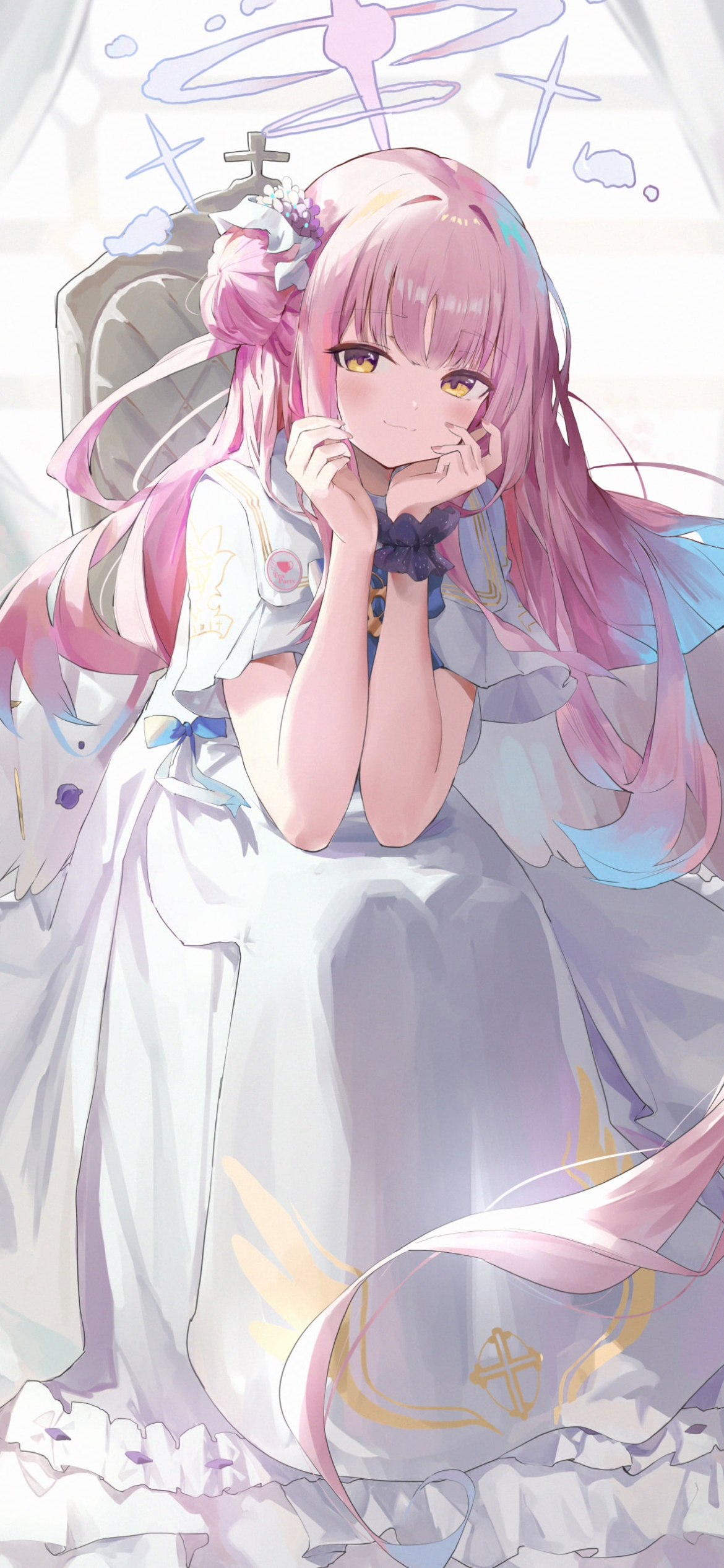白い椅子に座って頬杖をつく可愛い聖園ミカ / ブルーアーカイブの1170 x 2532 / スマホ壁紙