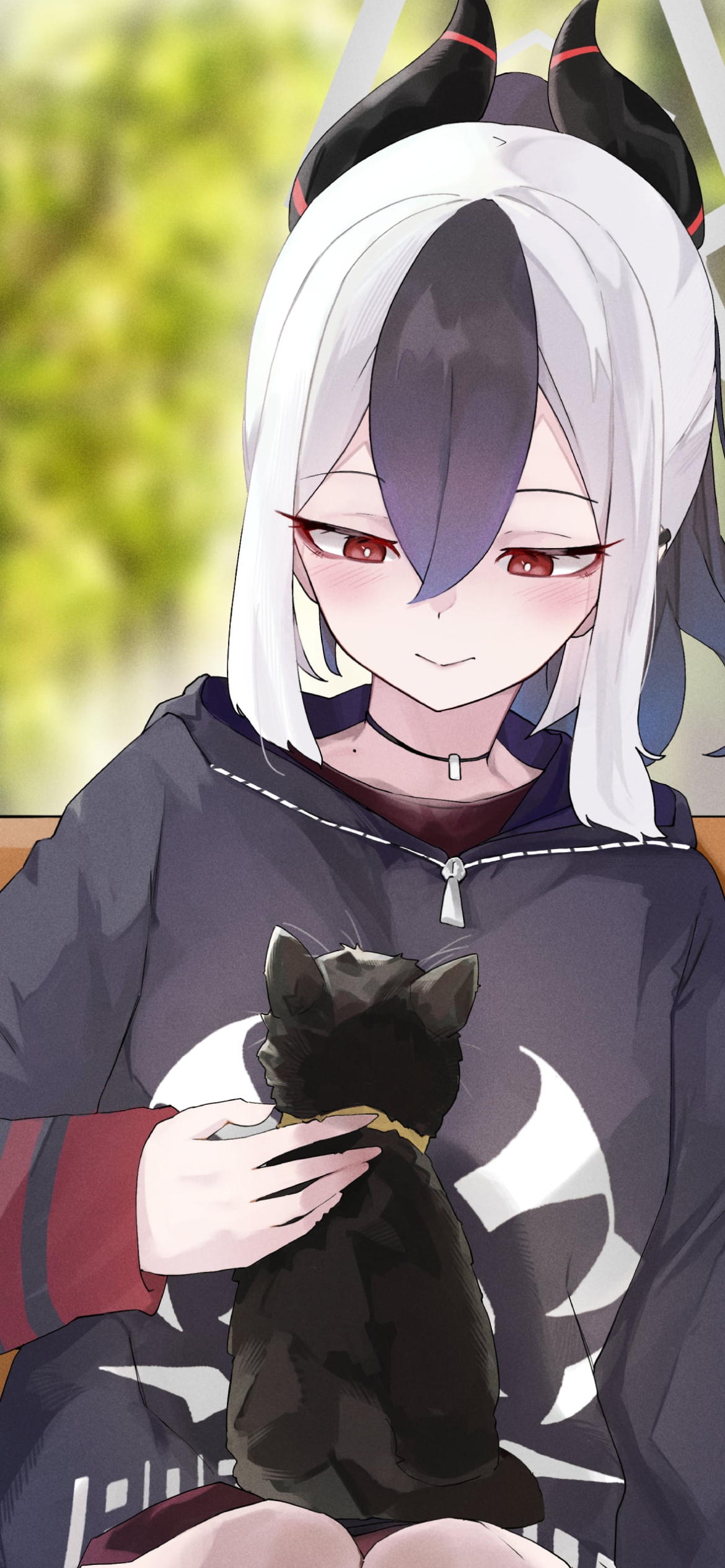 ベンチに座り黒猫と戯れる鬼方カヨコ / ブルーアーカイブの1170 x 2532 / スマホ壁紙
