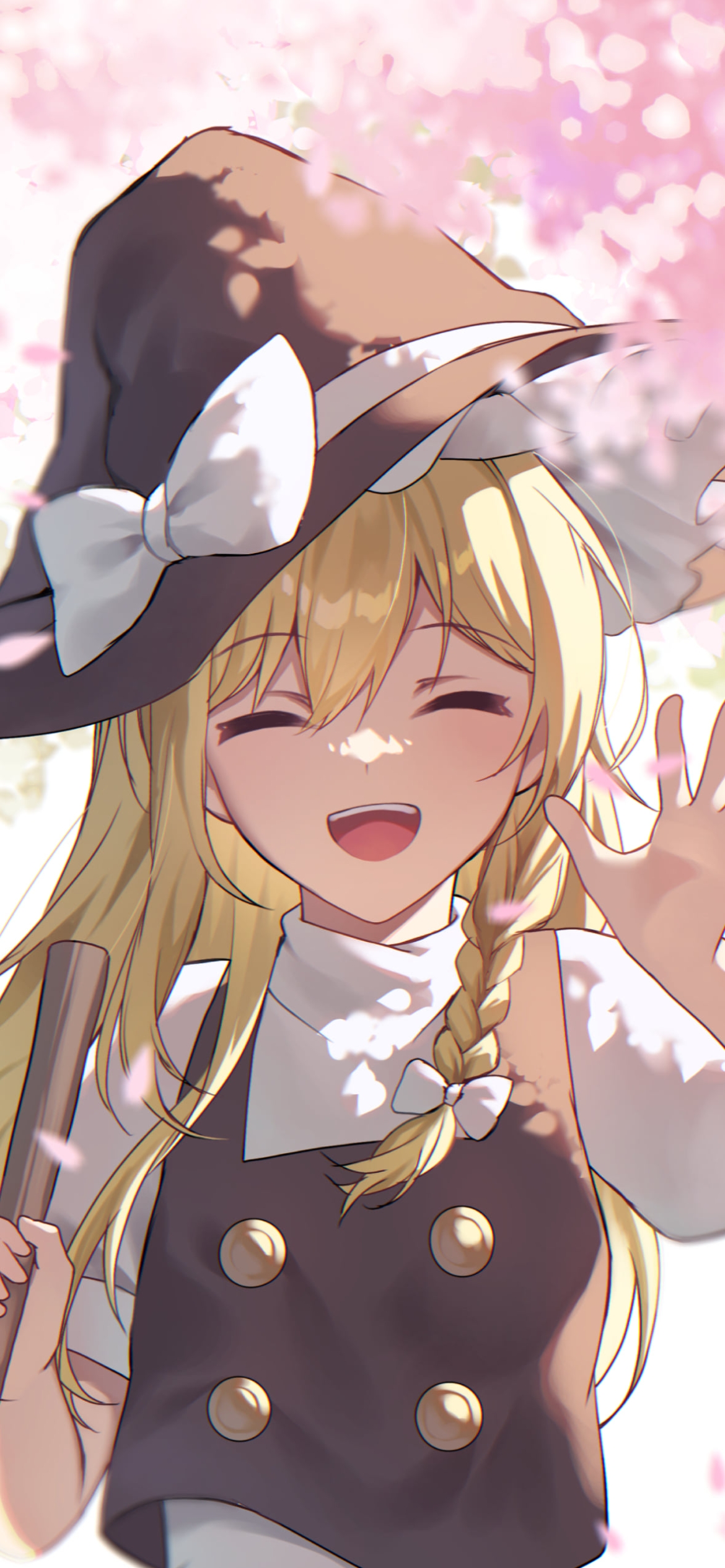 桜の花と左手で手を振る笑顔の霧雨魔理沙 / 東方の1170 x 2532 / スマホ壁紙