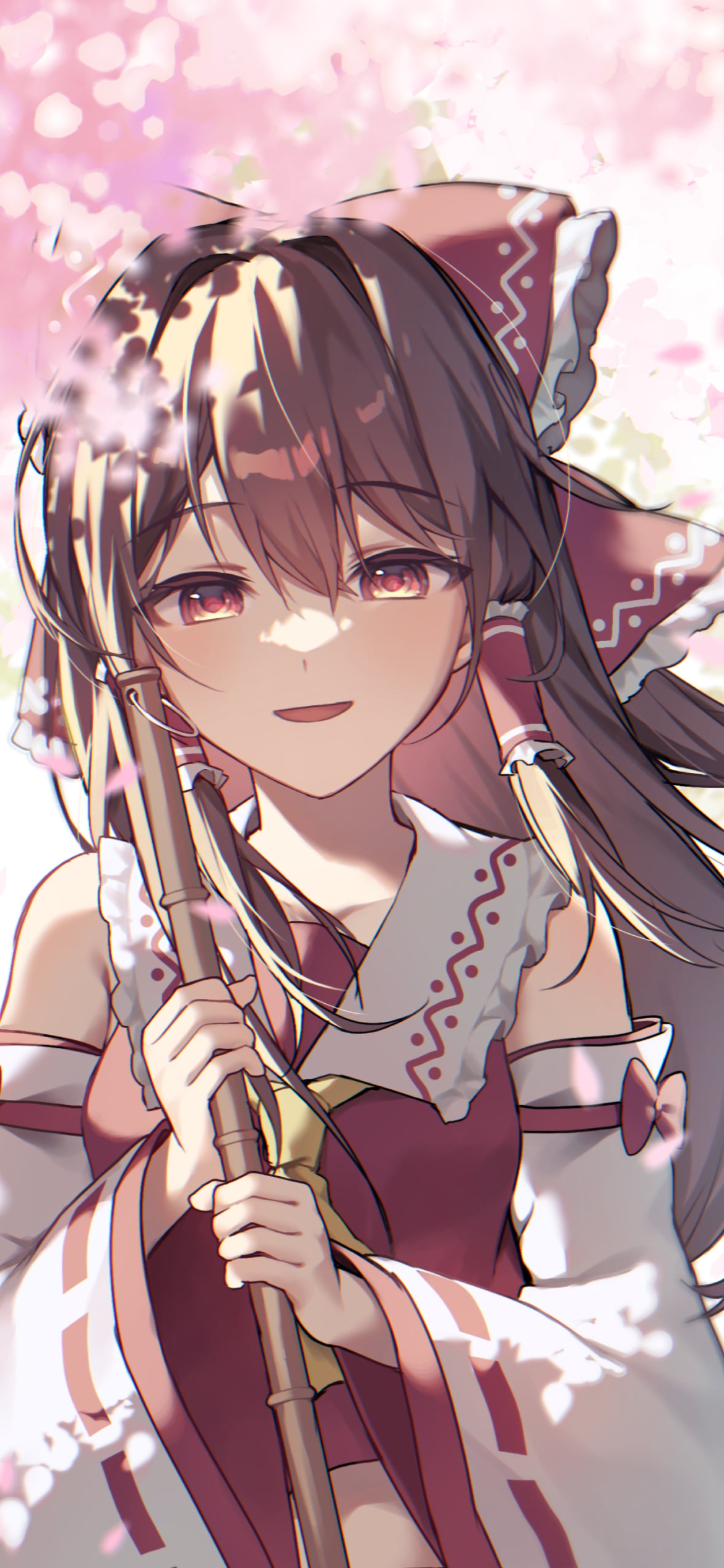 桜の花とホウキを持つ笑顔の博麗霊夢 / 東方の1170 x 2532 / スマホ壁紙