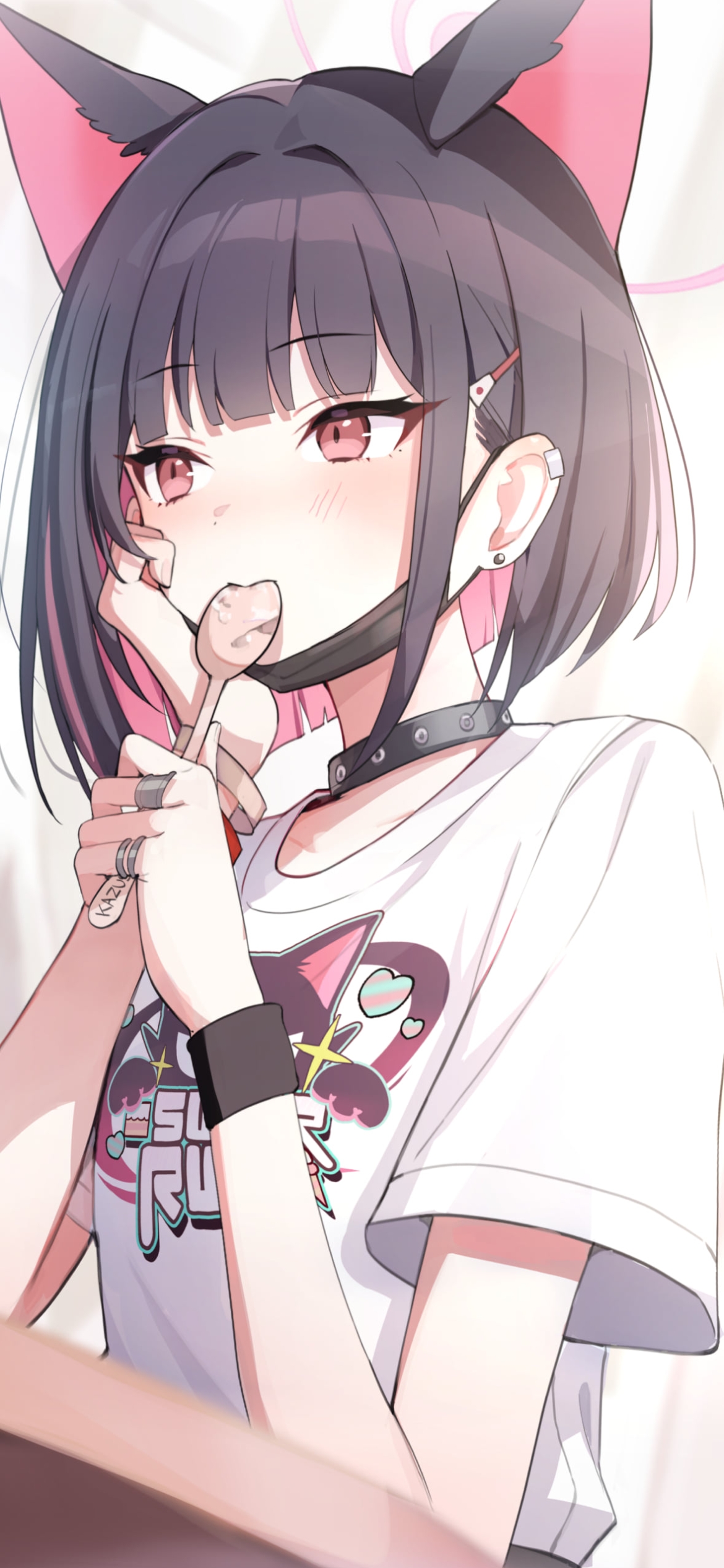 スプーンを舐める杏山カズサ / ブルーアーカイブの1170 x 2532 / スマホ壁紙