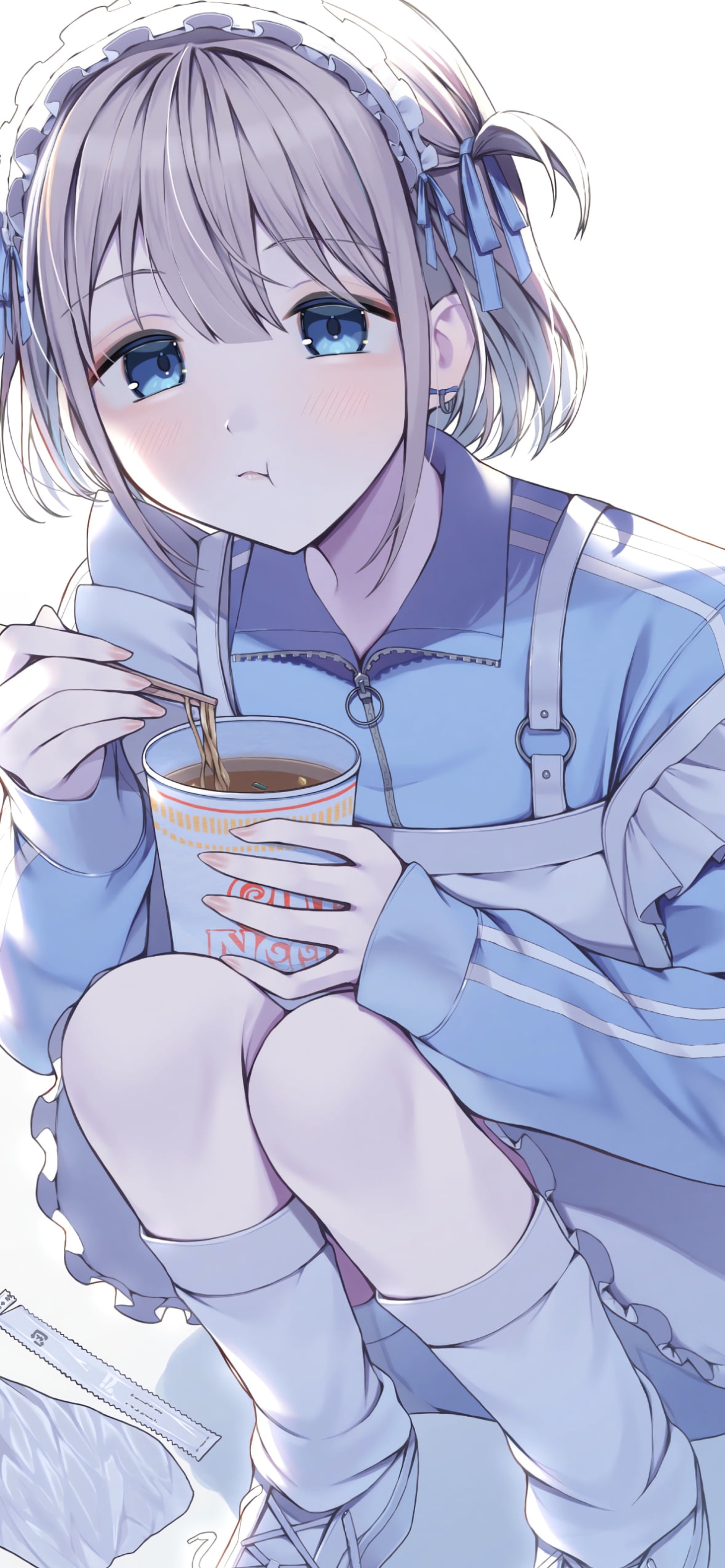 しゃがんでカップヌードルを食べる芹沢あさひ / アイドルマスターシャイニーカラーズの1170 x 2532 / スマホ壁紙