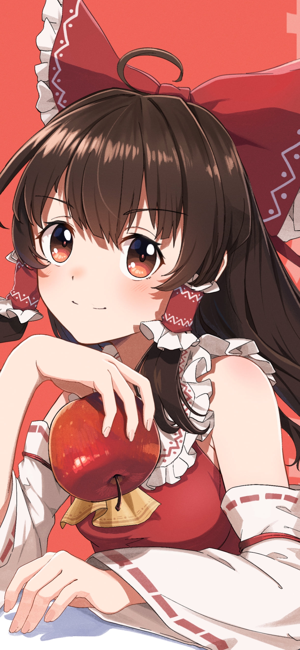 赤いリンゴを持つ博麗霊夢 / 東方の1170 x 2532 / スマホ壁紙