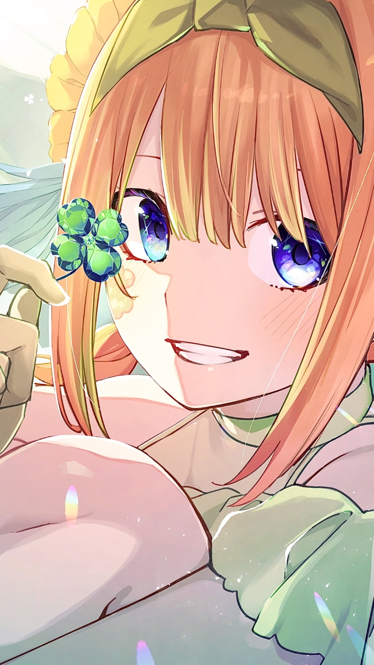 四つ葉のクローバーを持つ可愛い中野四葉 / 五等分の花嫁の750 x 1334 / スマホ壁紙