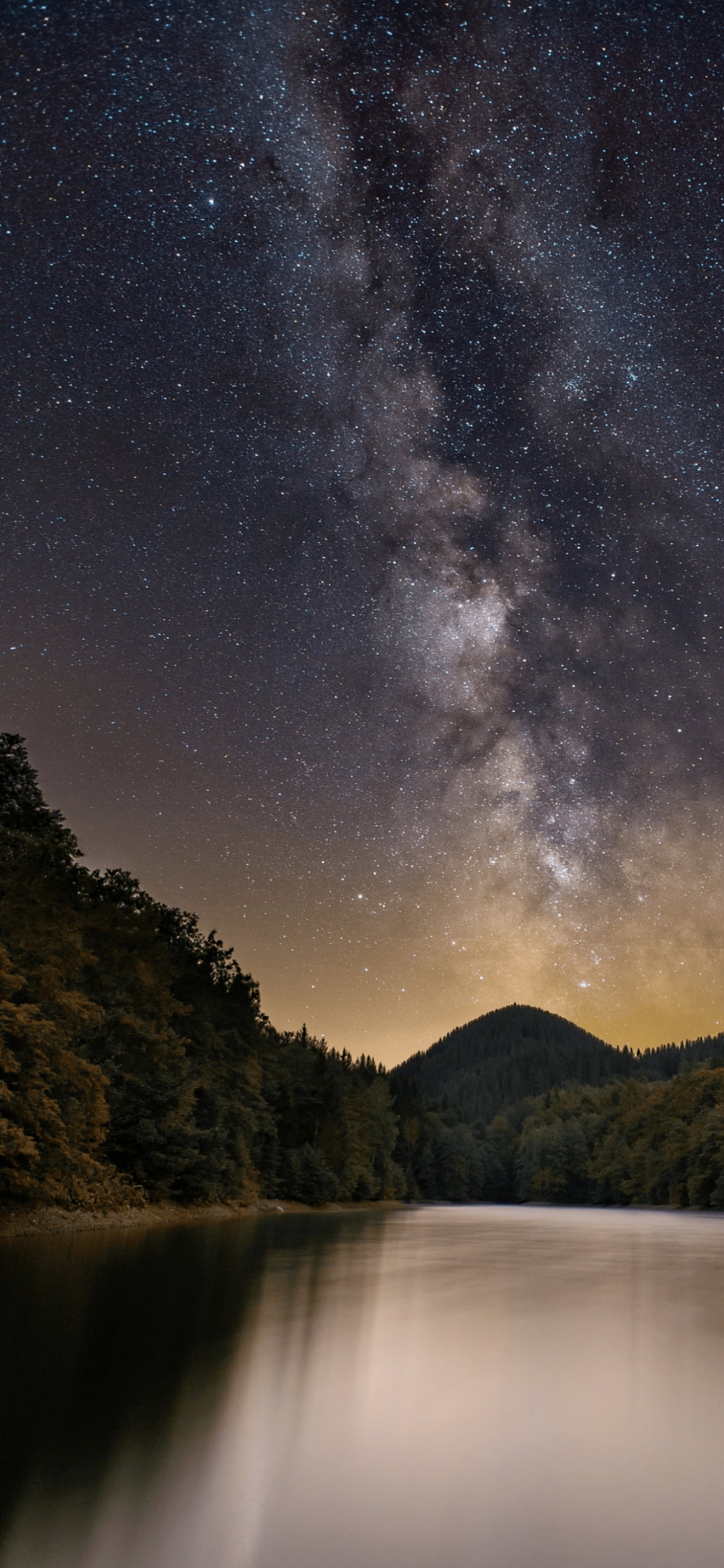湖と山と銀河 / 絶景 / 夜景の1170 x 2532 / スマホ壁紙