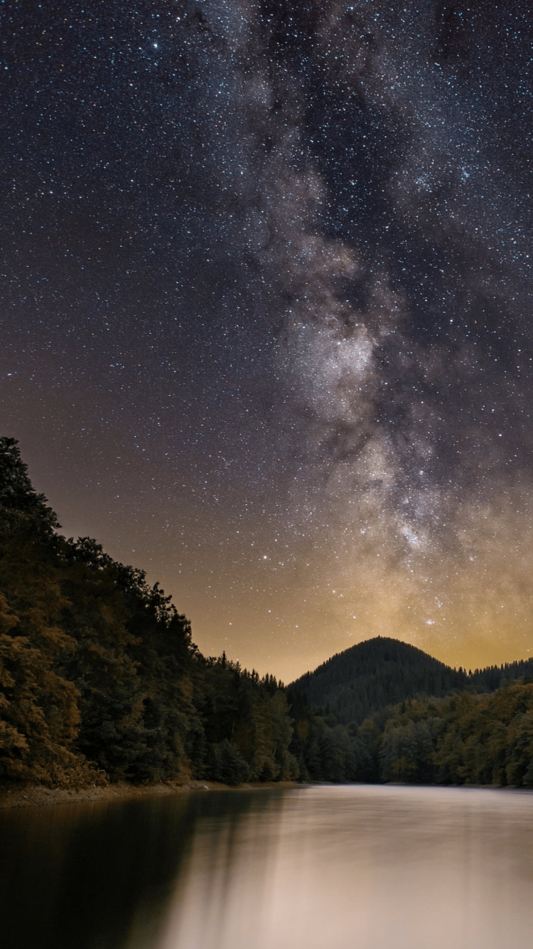湖と山と銀河 / 絶景 / 夜景の750 x 1334 / スマホ壁紙